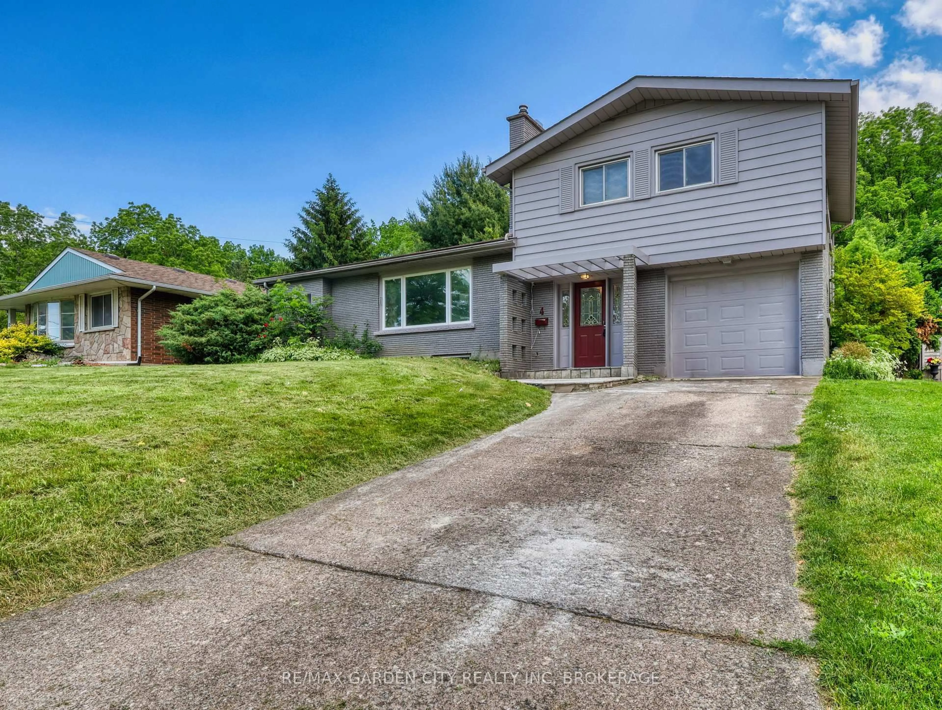 A pic from outside/outdoor area/front of a property/back of a property/a pic from drone, street for 4 Rockdale Ave, St. Catharines Ontario L2T 1V4