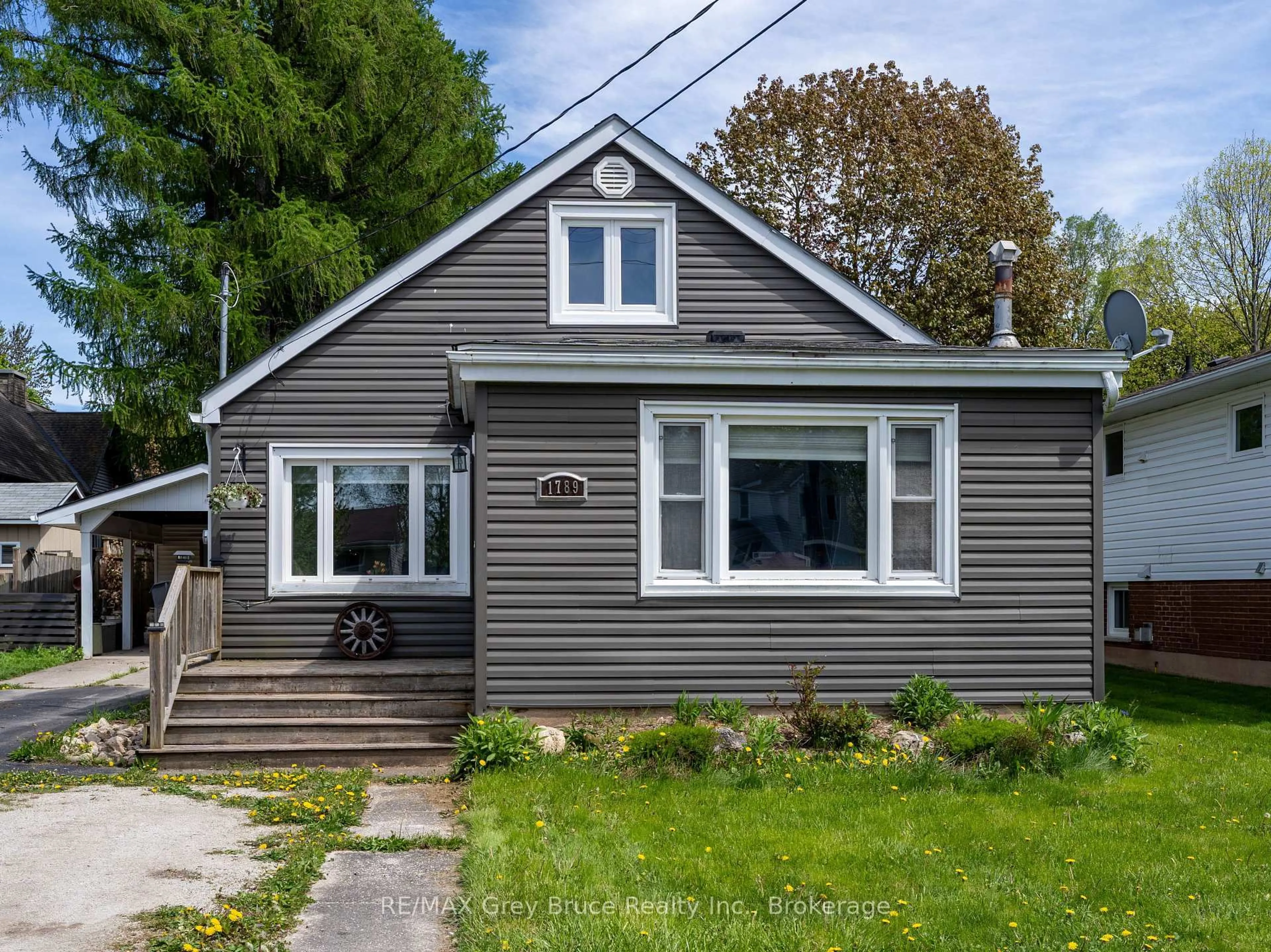 Home with vinyl exterior material, street for 1789 6th Ave, Owen Sound Ontario N4K 2V9