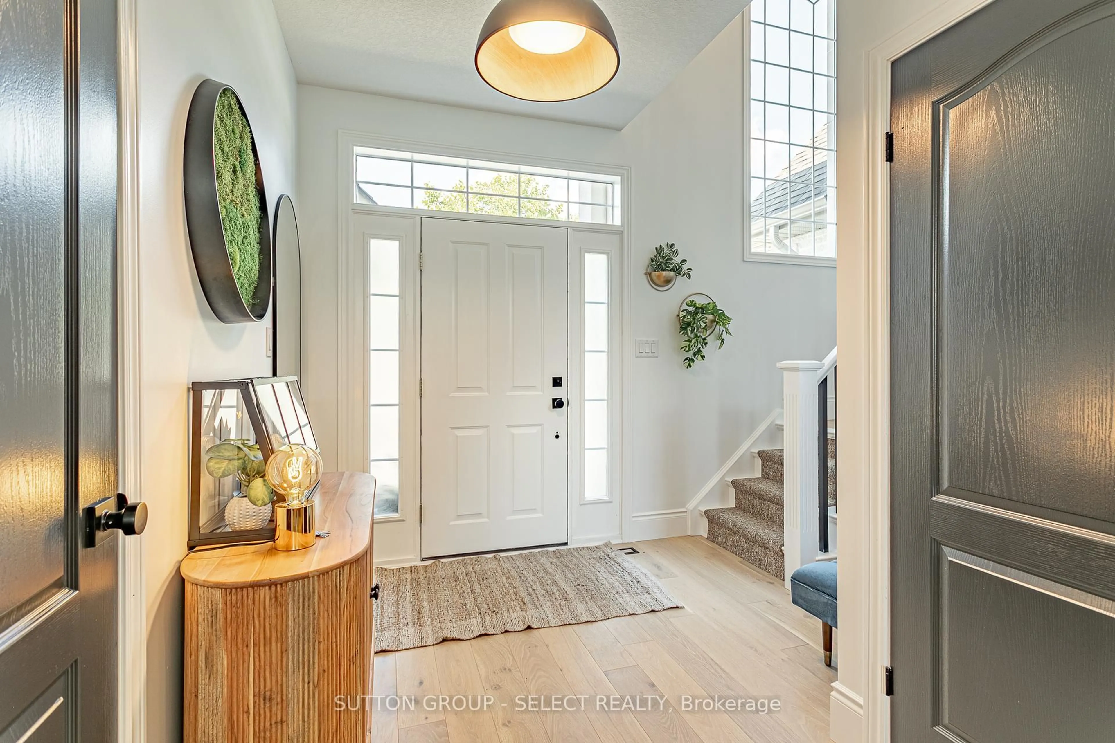 Indoor entryway for 555 Plane Tree Dr, London North Ontario N6G 5L6