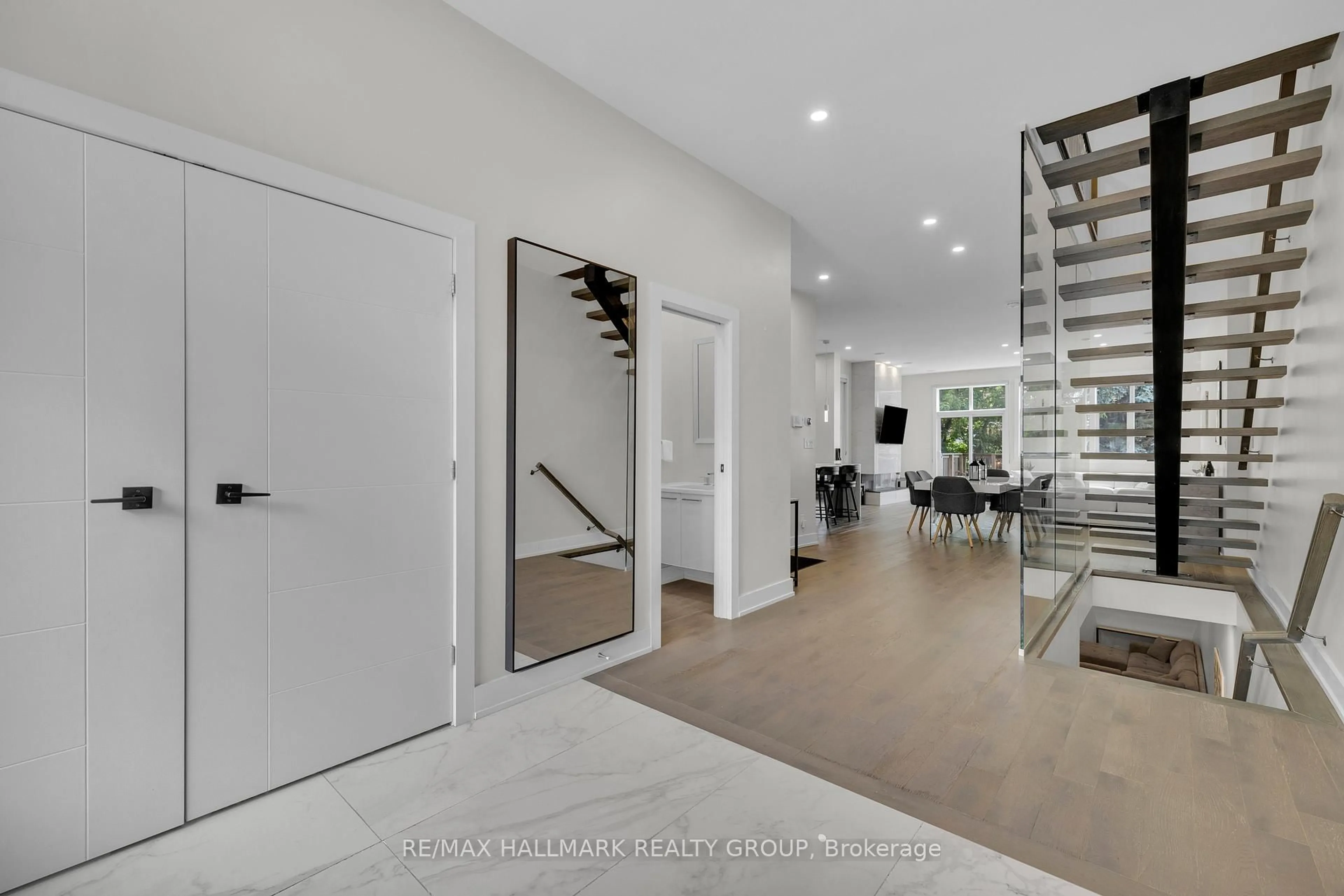 Indoor entryway for 804 KINGSMERE Ave, Ottawa Ontario K2A 3J9
