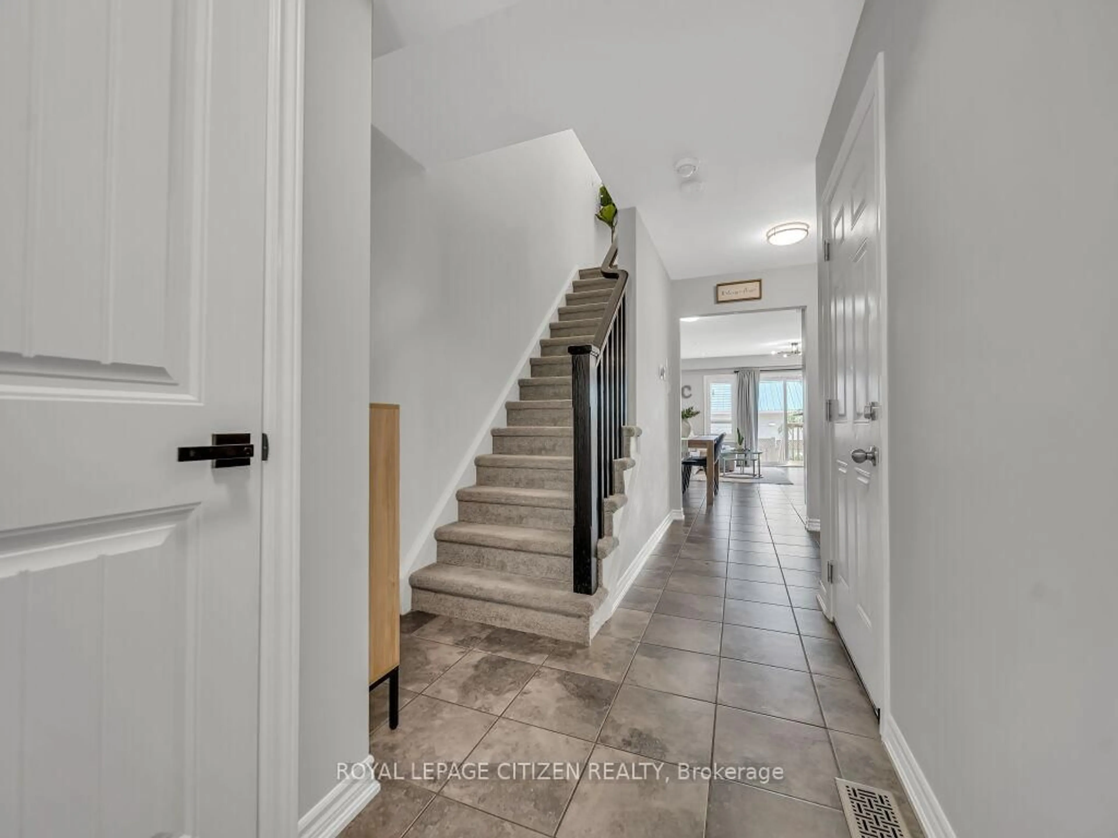 Indoor entryway for 83 WESTMINSTER Cres, Centre Wellington Ontario N1M 0C4