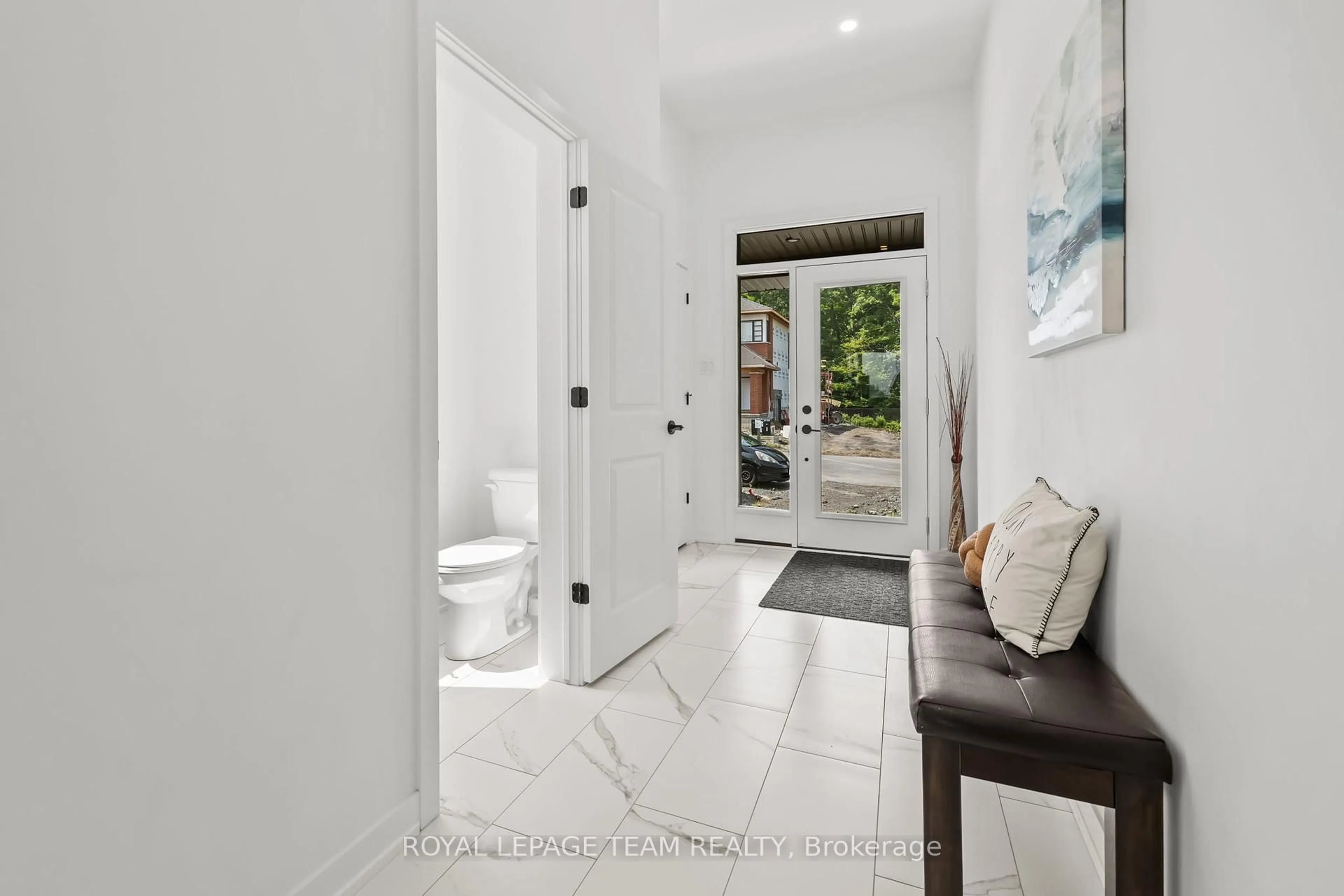Indoor entryway for 1008 Kitigan Grve, Kanata Ontario K2K 0N1