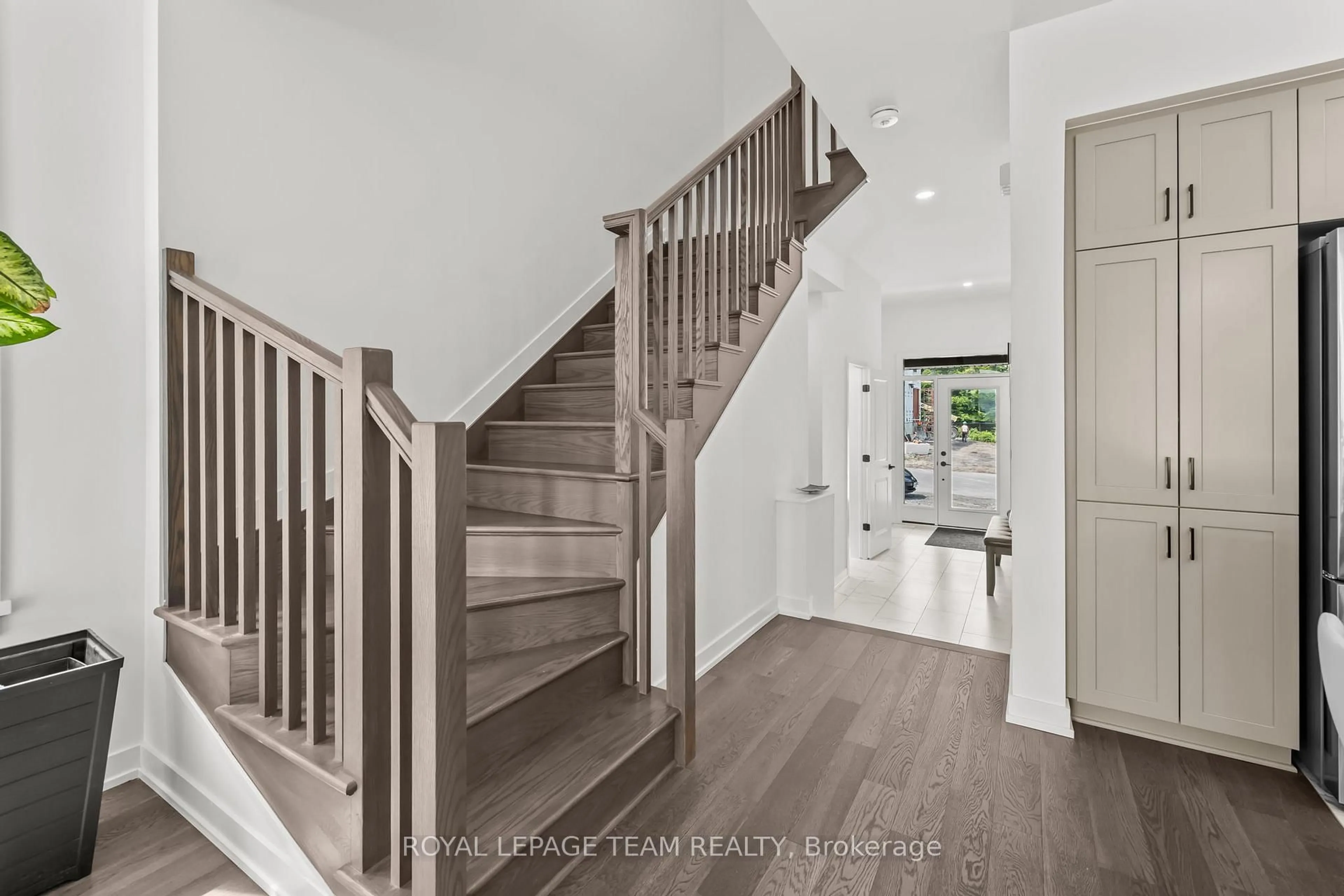Stairs for 1008 Kitigan Grve, Kanata Ontario K2K 0N1