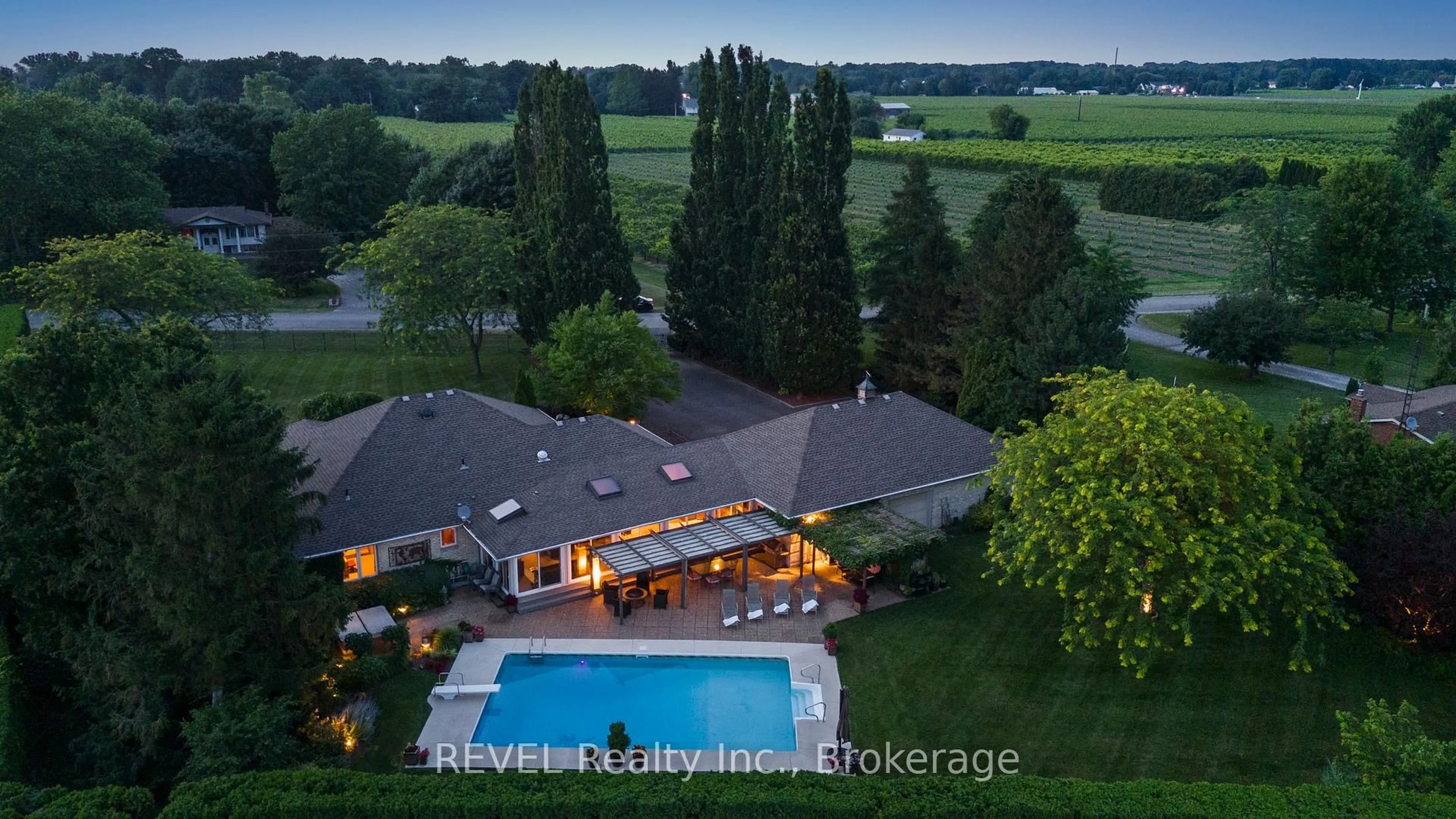 A pic from outside/outdoor area/front of a property/back of a property/a pic from drone, water/lake/river/ocean view for 39 Hunter Rd, Niagara-on-the-Lake Ontario L0S 1J0