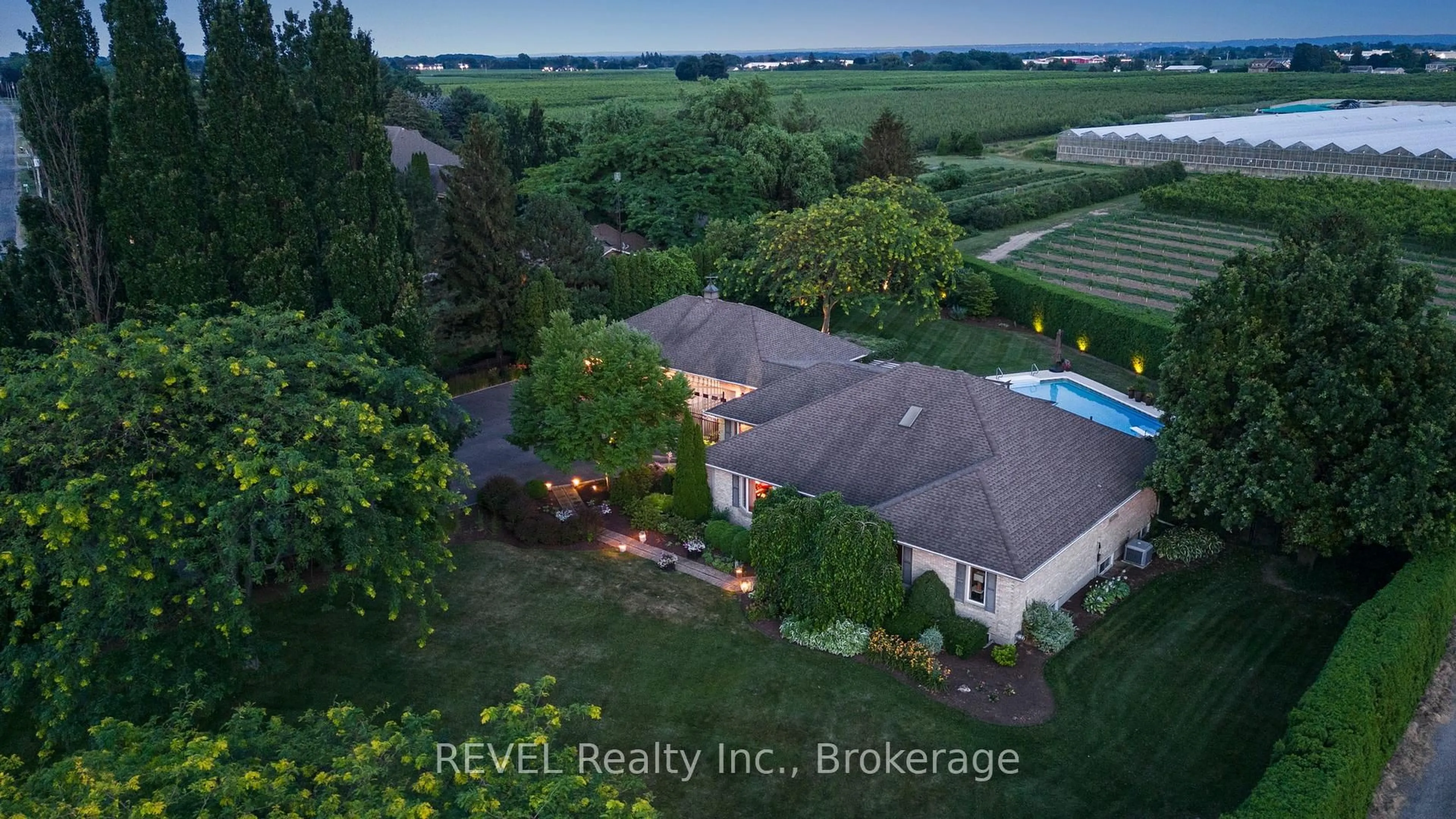 A pic from outside/outdoor area/front of a property/back of a property/a pic from drone, water/lake/river/ocean view for 39 Hunter Rd, Niagara-on-the-Lake Ontario L0S 1J0