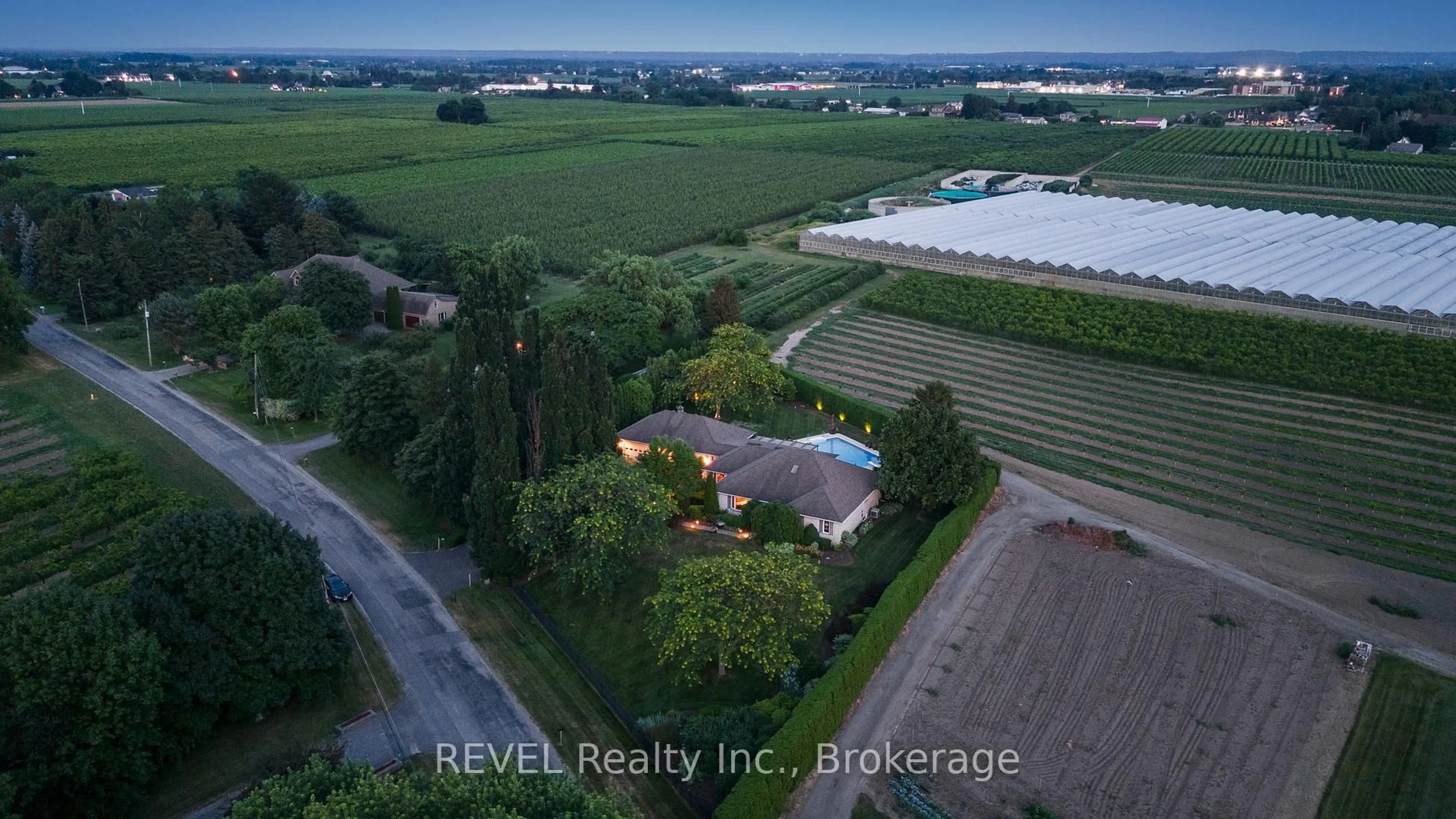 A pic from outside/outdoor area/front of a property/back of a property/a pic from drone, water/lake/river/ocean view for 39 Hunter Rd, Niagara-on-the-Lake Ontario L0S 1J0