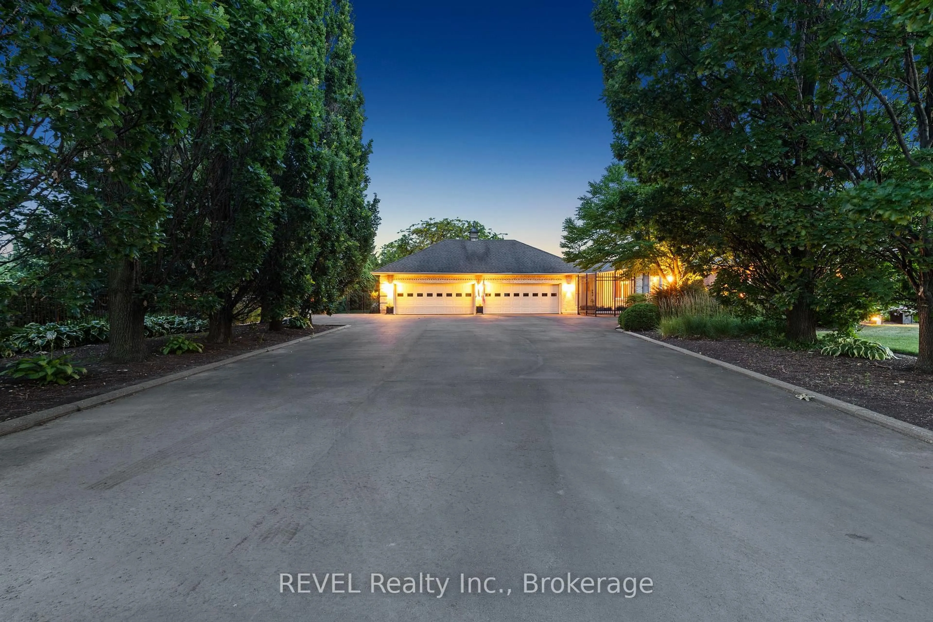 A pic from outside/outdoor area/front of a property/back of a property/a pic from drone, water/lake/river/ocean view for 39 Hunter Rd, Niagara-on-the-Lake Ontario L0S 1J0