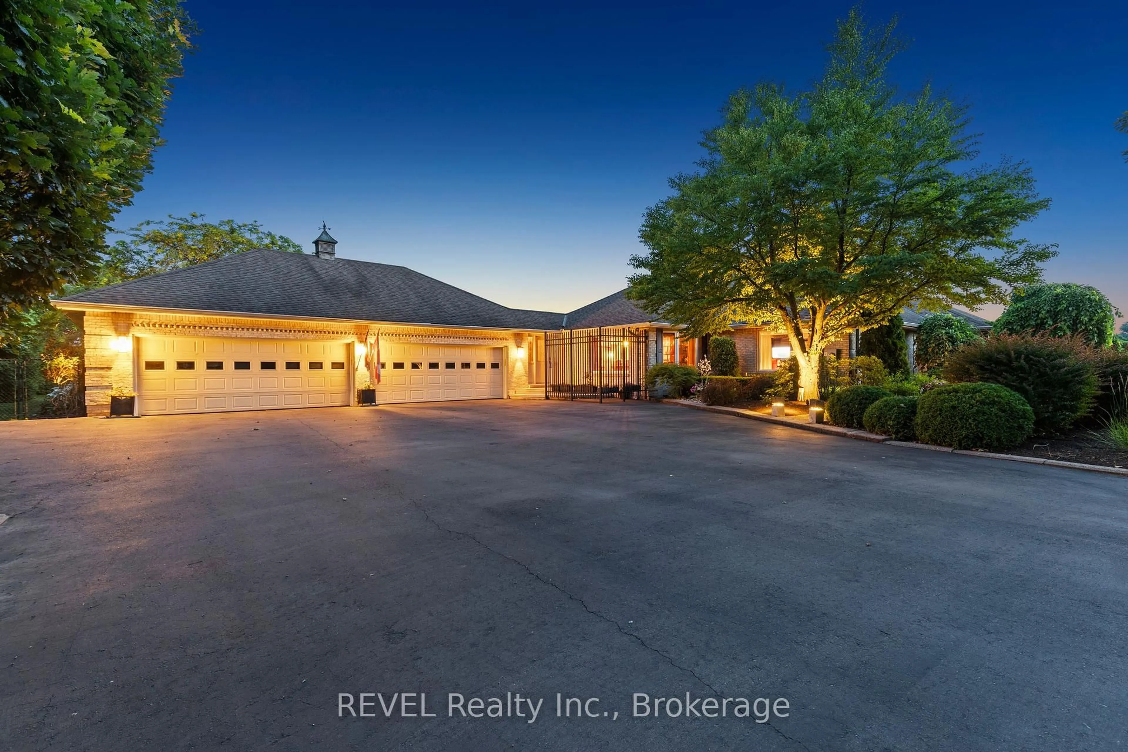 A pic from outside/outdoor area/front of a property/back of a property/a pic from drone, water/lake/river/ocean view for 39 Hunter Rd, Niagara-on-the-Lake Ontario L0S 1J0