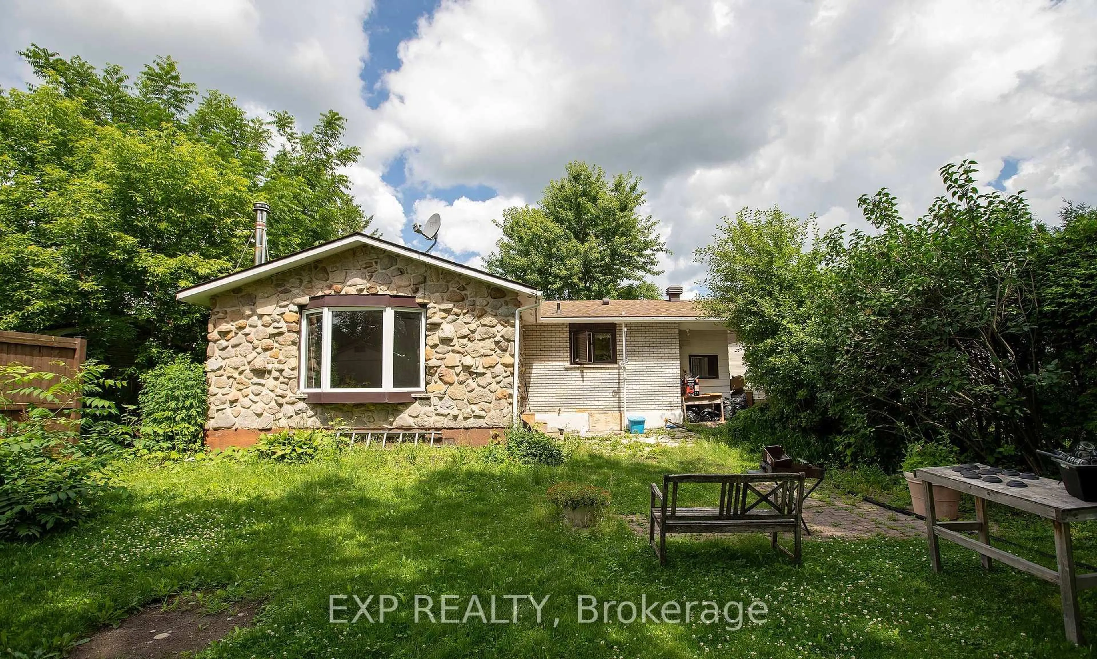 A pic from outside/outdoor area/front of a property/back of a property/a pic from drone, unknown for 84 Kenyon St, North Glengarry Ontario K0C 1A0