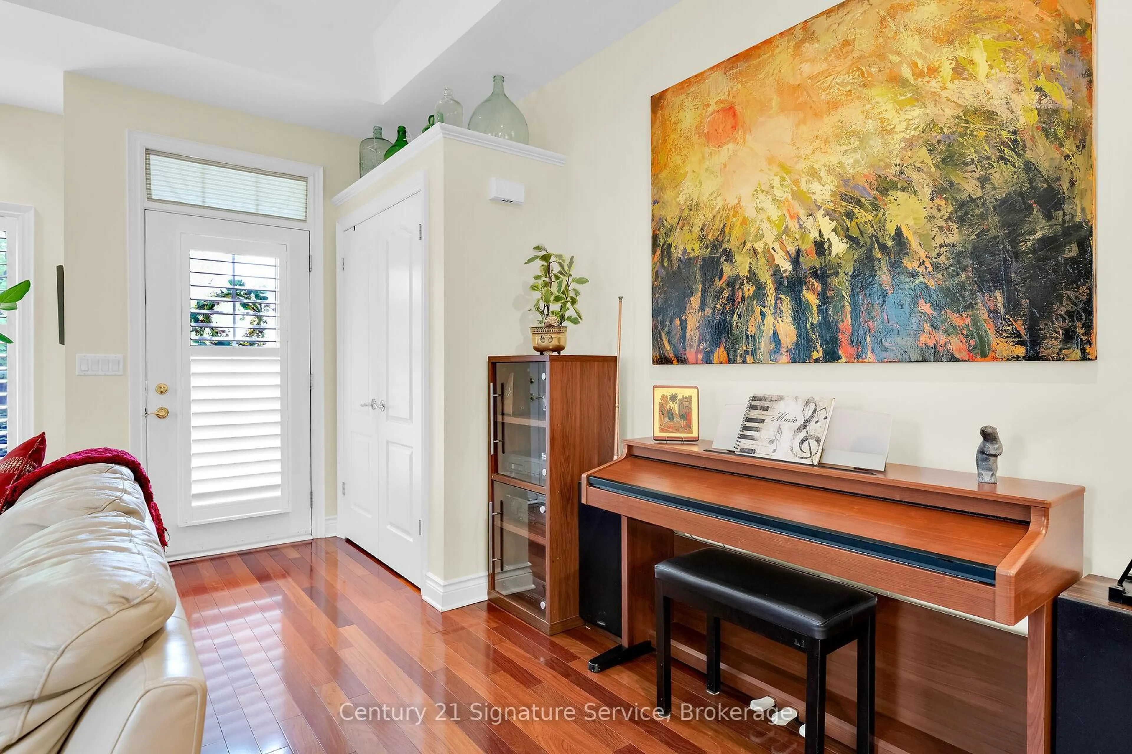 Indoor entryway for 2 Zinfandel Crt, Niagara-on-the-Lake Ontario L0S 1J0