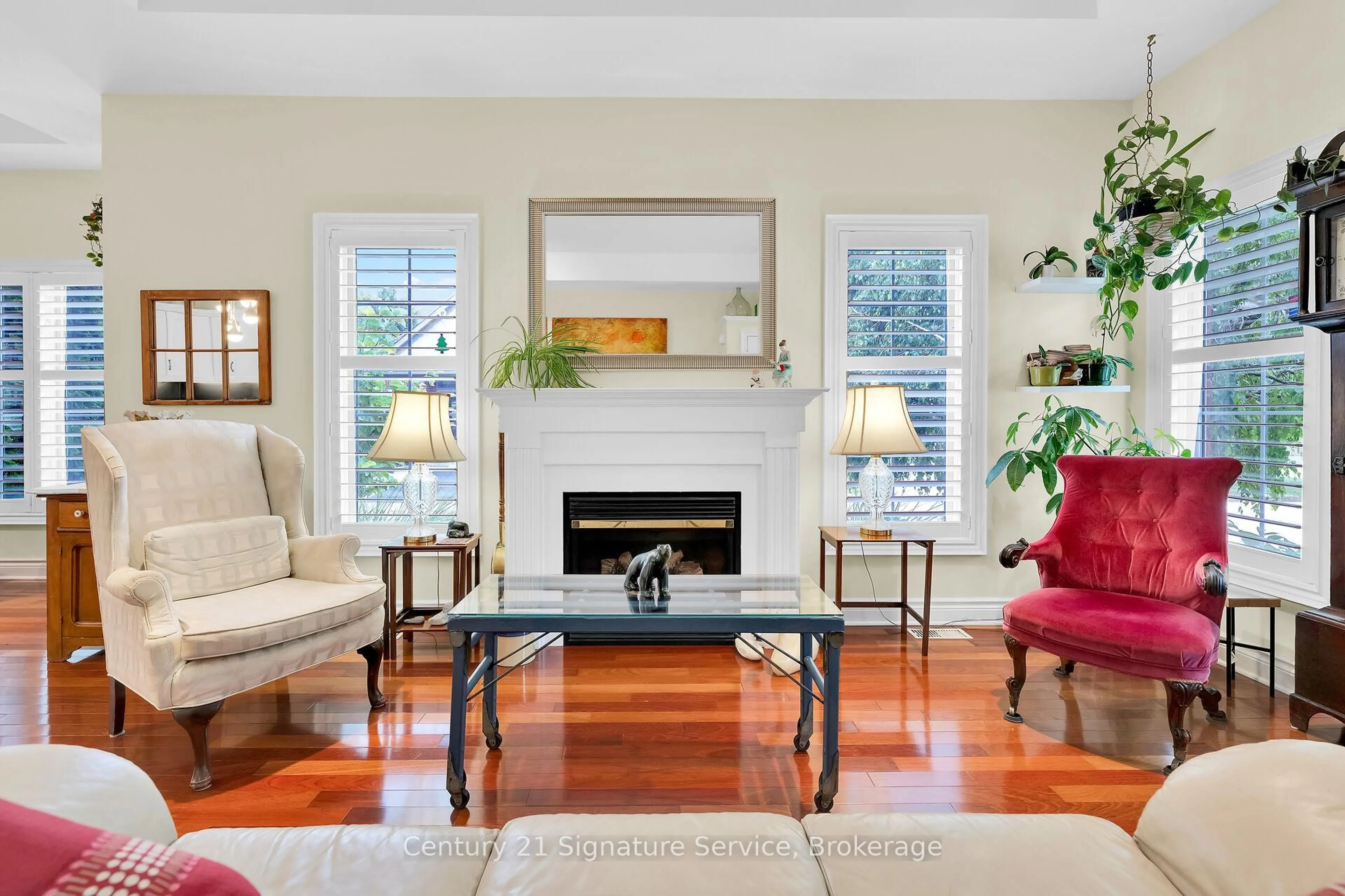 Living room with furniture, unknown for 2 Zinfandel Crt, Niagara-on-the-Lake Ontario L0S 1J0