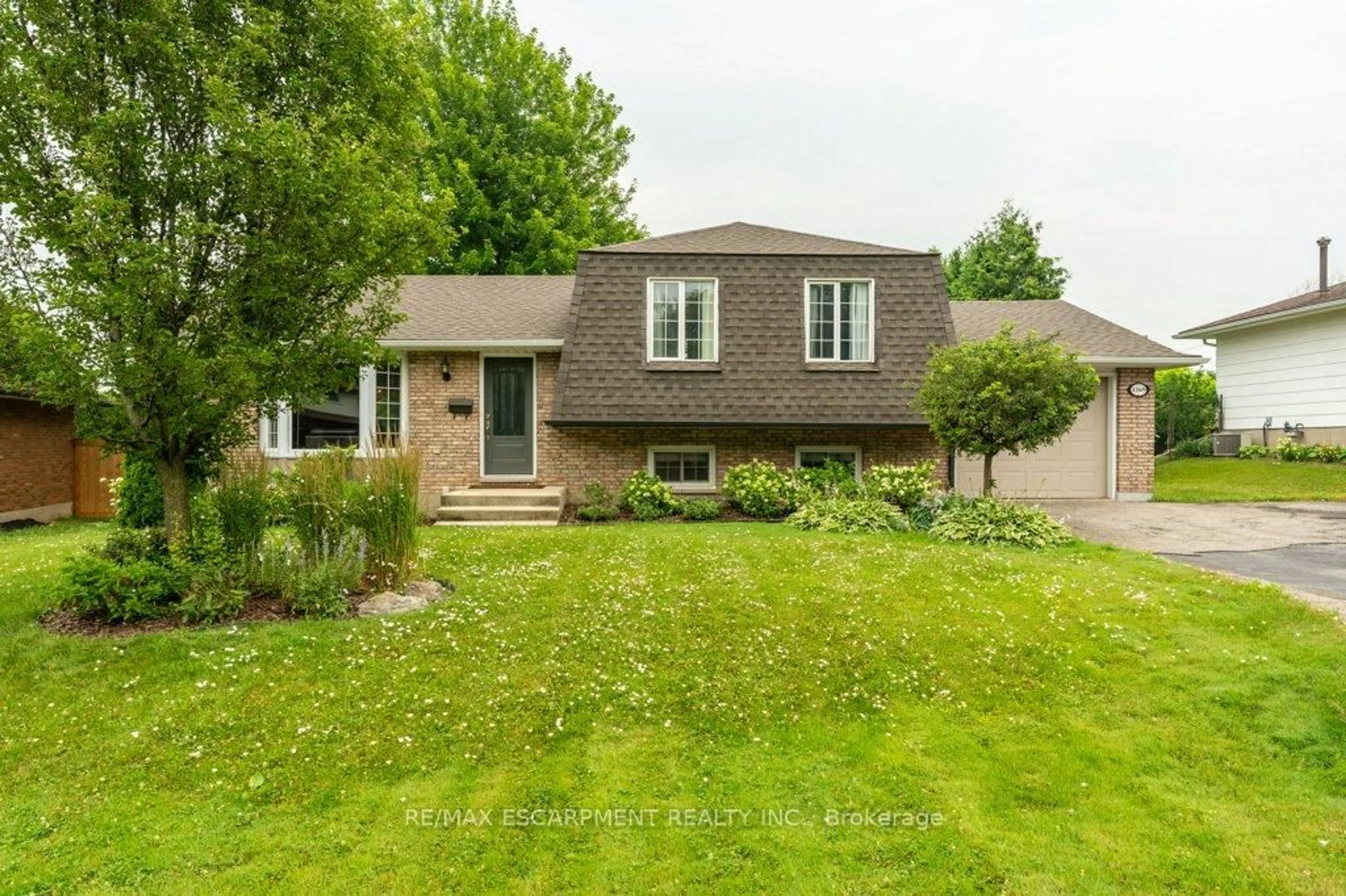 Home with brick exterior material, street for 4169 Highland Park Dr, Lincoln Ontario L3J 0K4