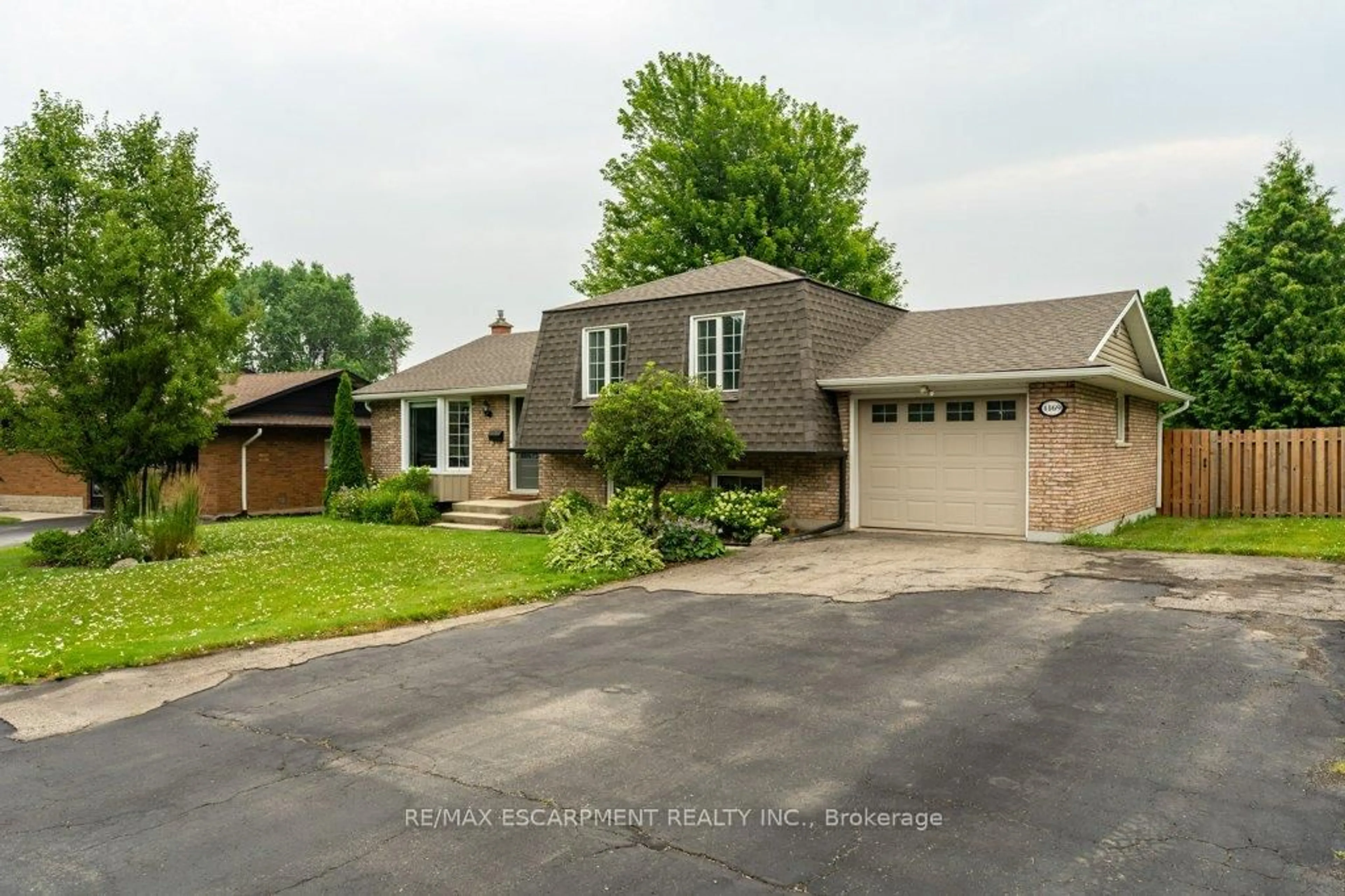 A pic from outside/outdoor area/front of a property/back of a property/a pic from drone, street for 4169 Highland Park Dr, Lincoln Ontario L3J 0K4