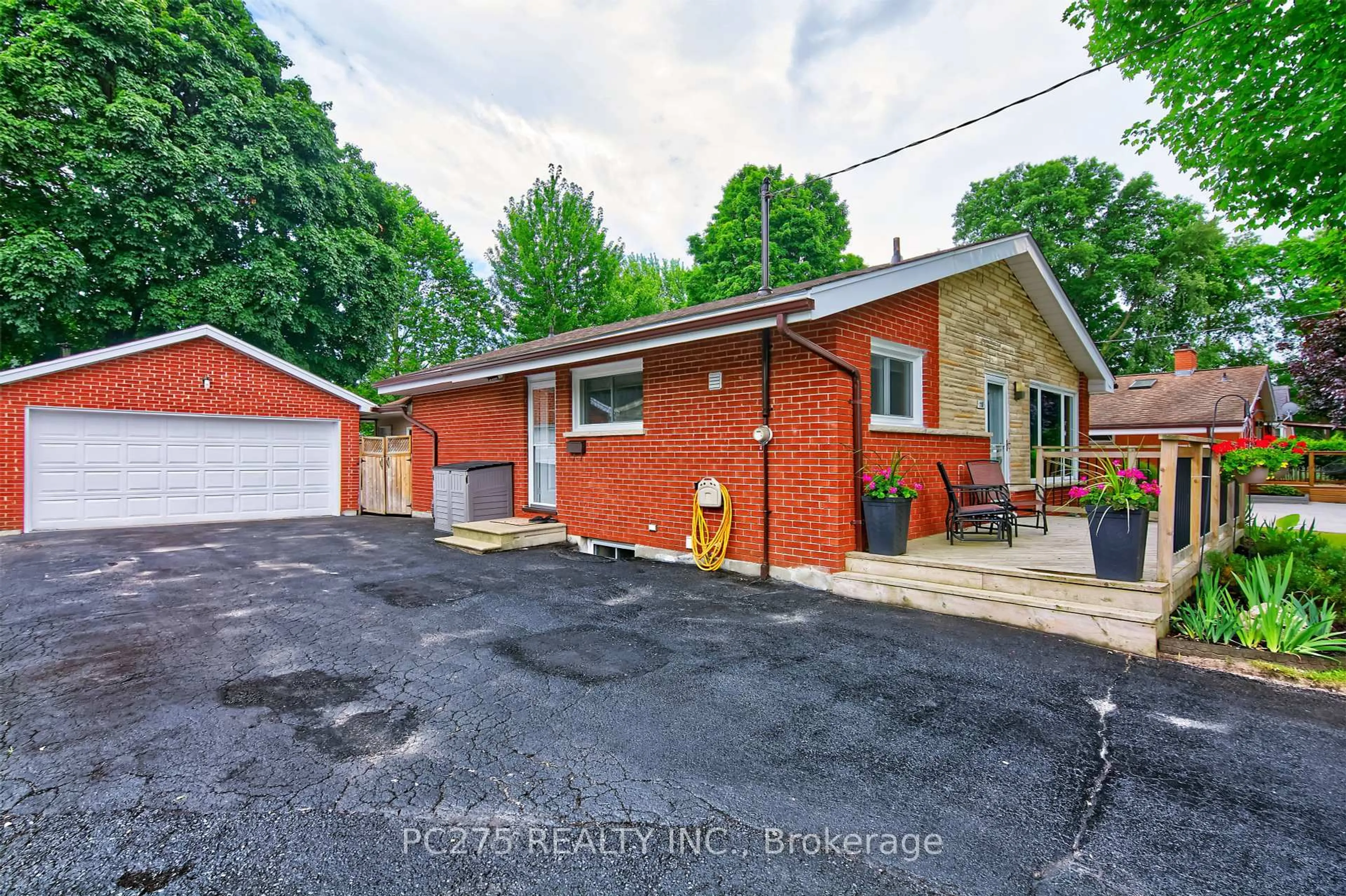 A pic from outside/outdoor area/front of a property/back of a property/a pic from drone, street for 110 Bow St, London East Ontario N5V 1B1