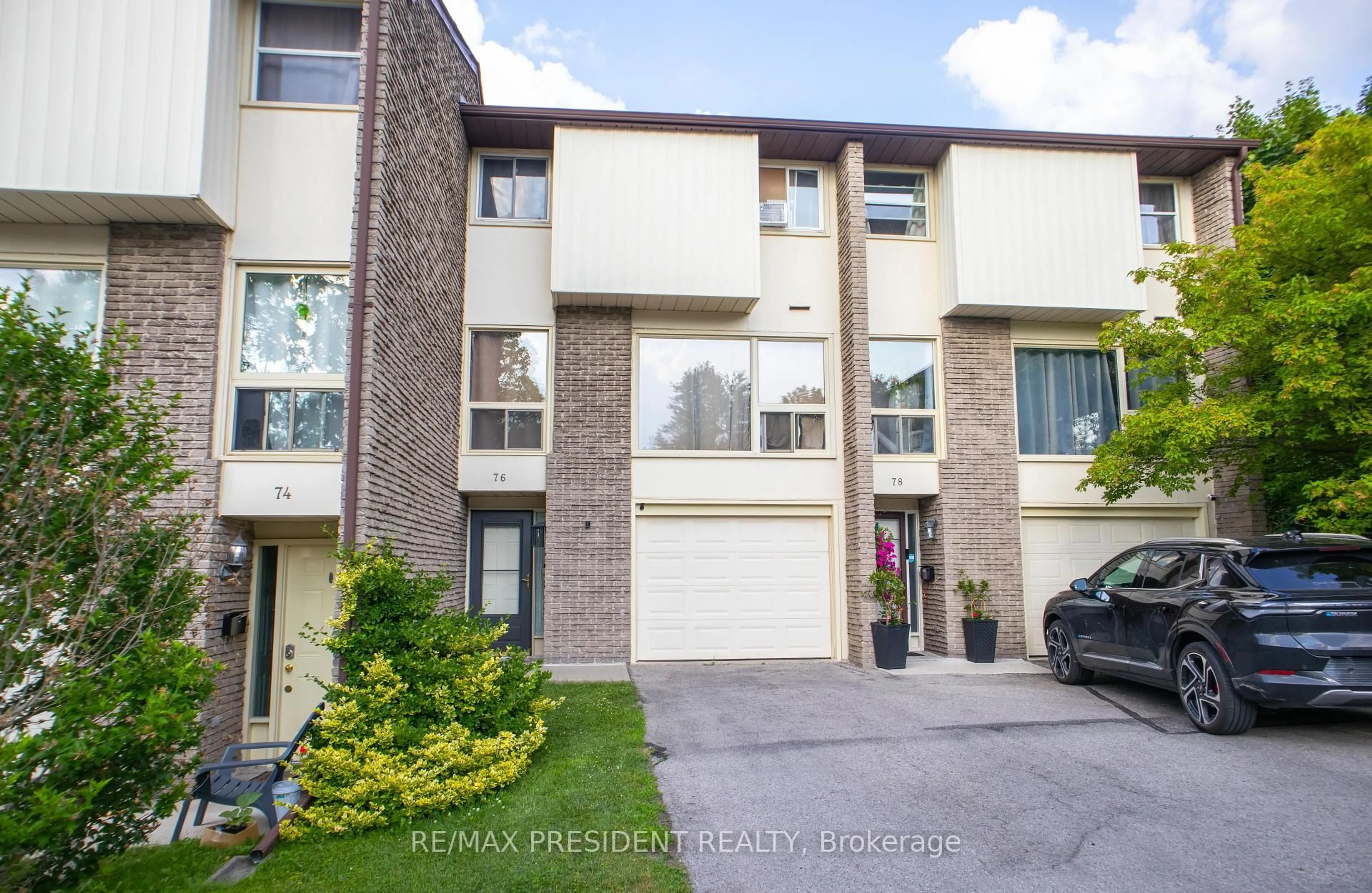 A pic from outside/outdoor area/front of a property/back of a property/a pic from drone, street for 76 Chiddington Gate #76, London North Ontario N6C 4Y3