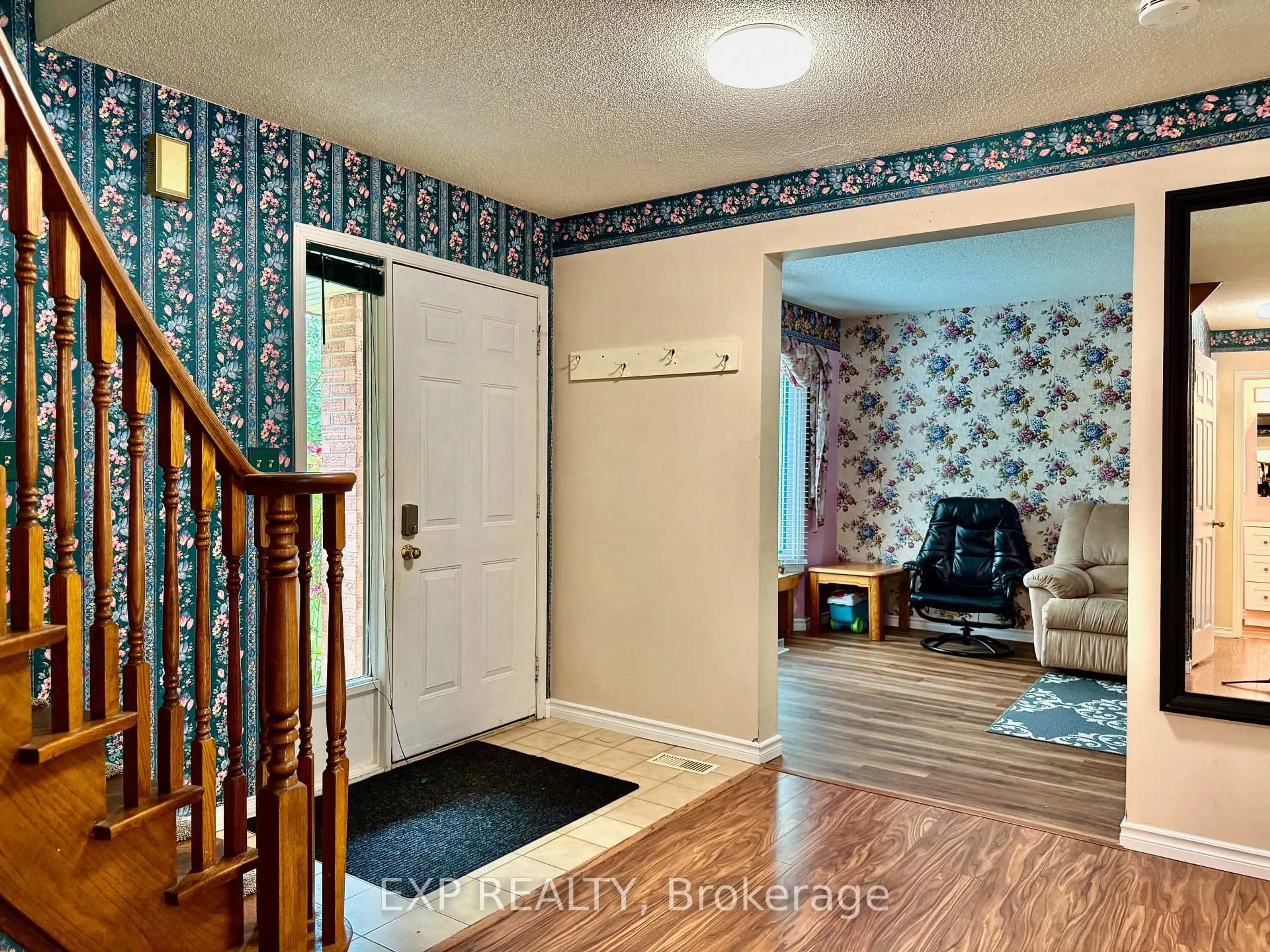 Indoor entryway for 4 Palmer Rd, Grimsby Ontario L3M 5B5