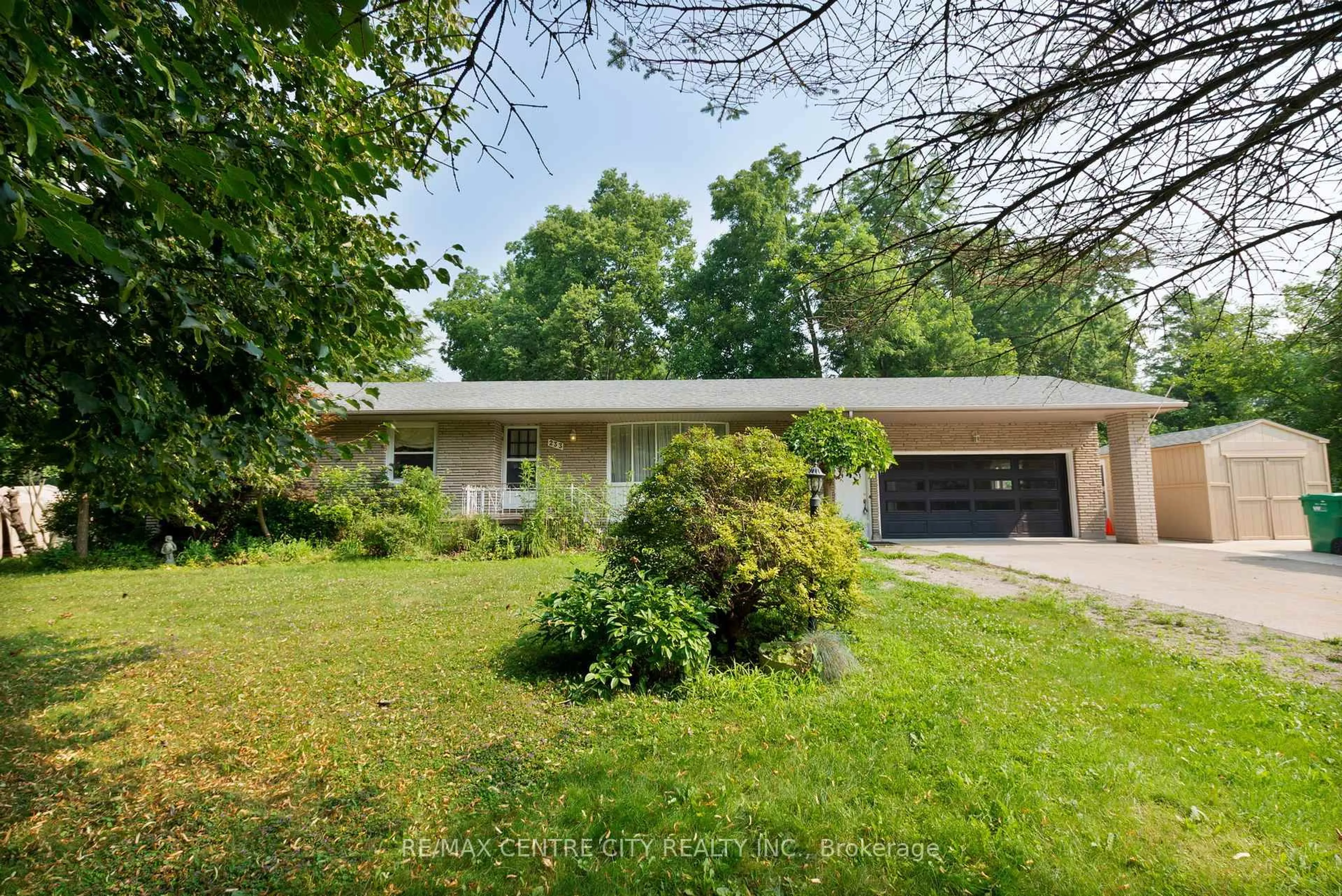 A pic from outside/outdoor area/front of a property/back of a property/a pic from drone, street for 233 Amy St, Southwest Middlesex Ontario N0L 2N0