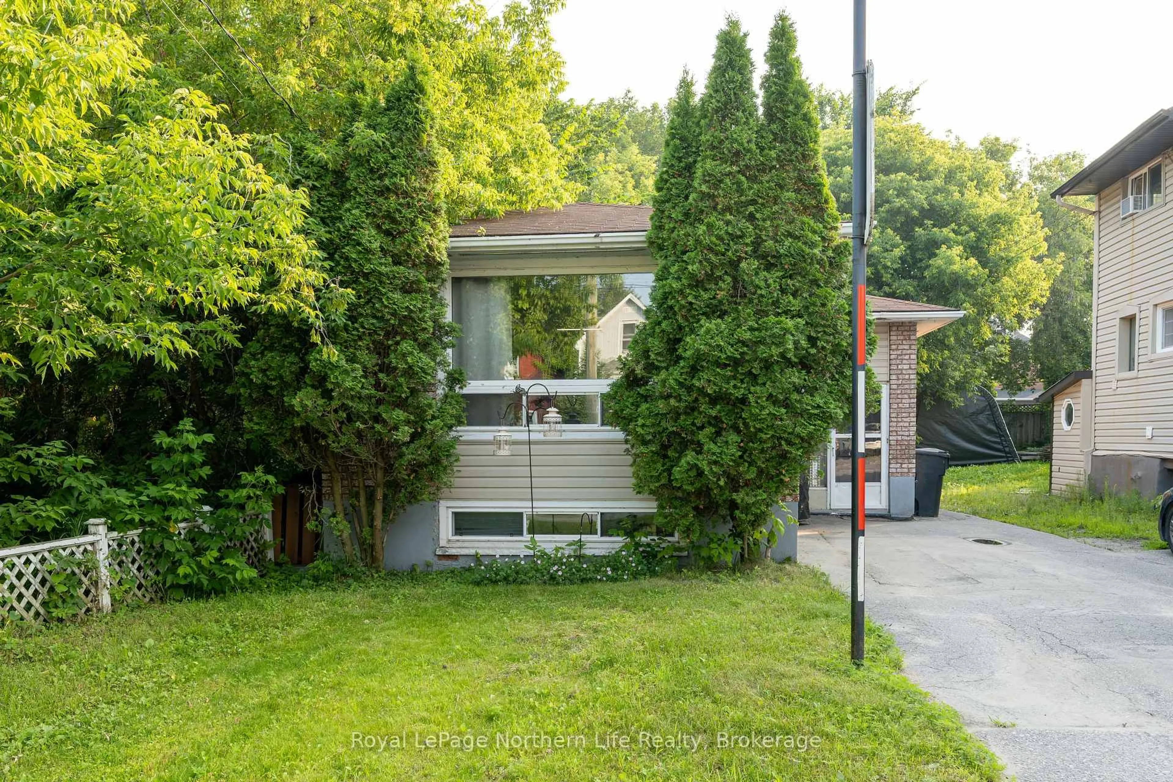 Unknown for 635 Worthington St, North Bay Ontario P1B 1H8