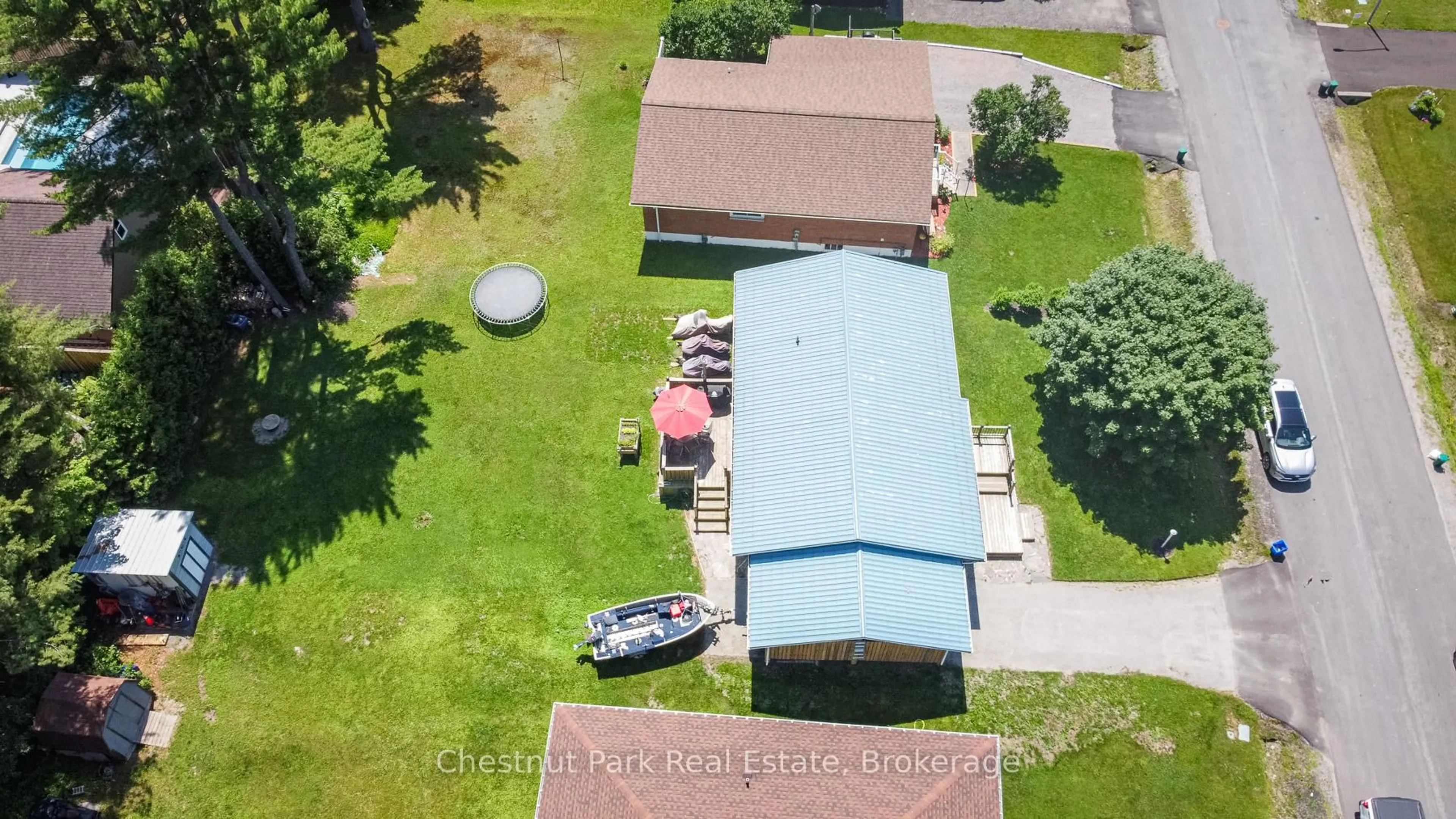 A pic from outside/outdoor area/front of a property/back of a property/a pic from drone, unknown for 4 Pinewood Dr, Bracebridge Ontario P1L 1K8