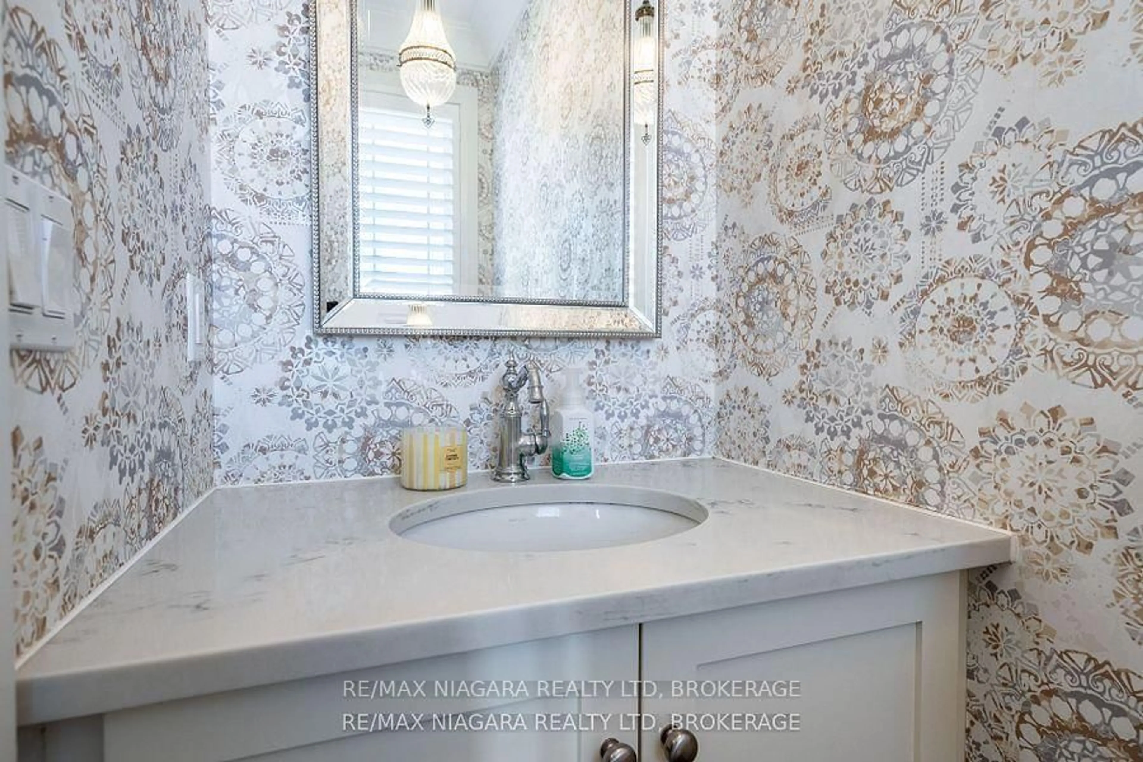 Contemporary bathroom, ceramic/tile floor for 270 Main St #16, Grimsby Ontario L3M 0B3