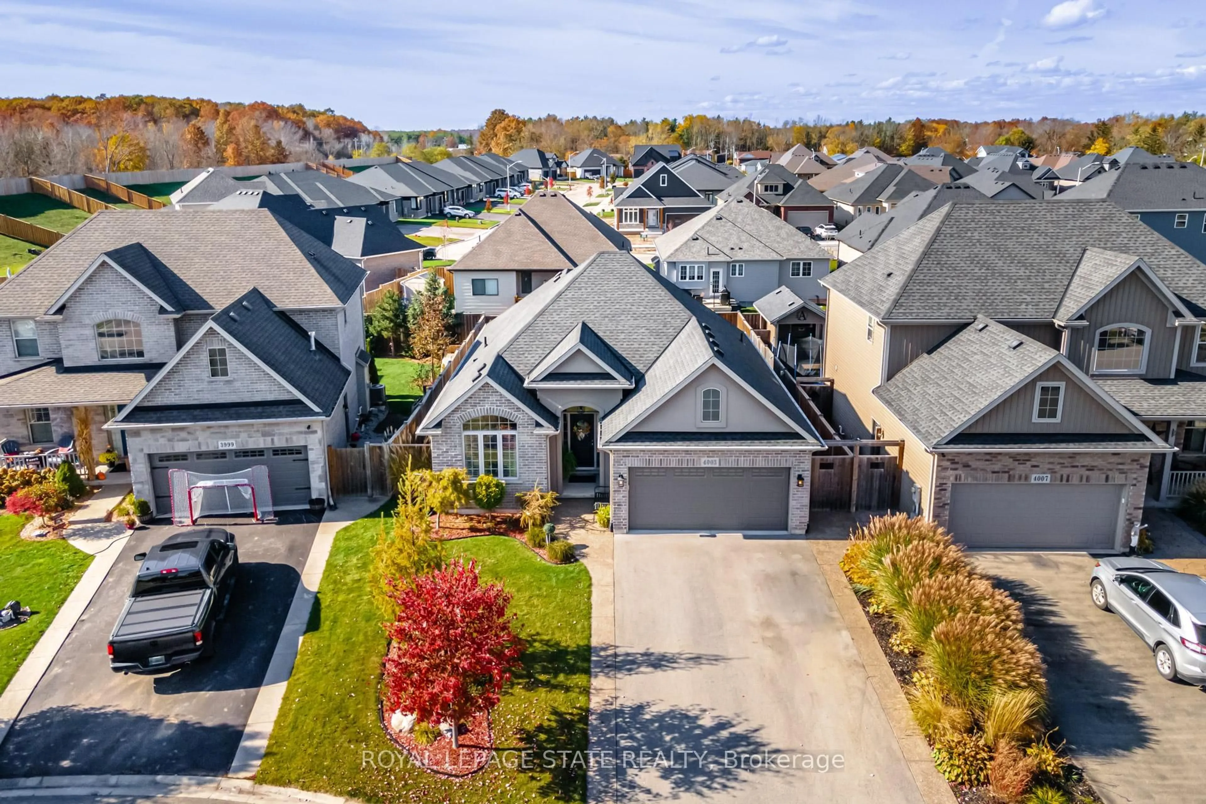 A pic from outside/outdoor area/front of a property/back of a property/a pic from drone, street for 4003 Lower Coach Rd, Fort Erie Ontario L0S 1S0