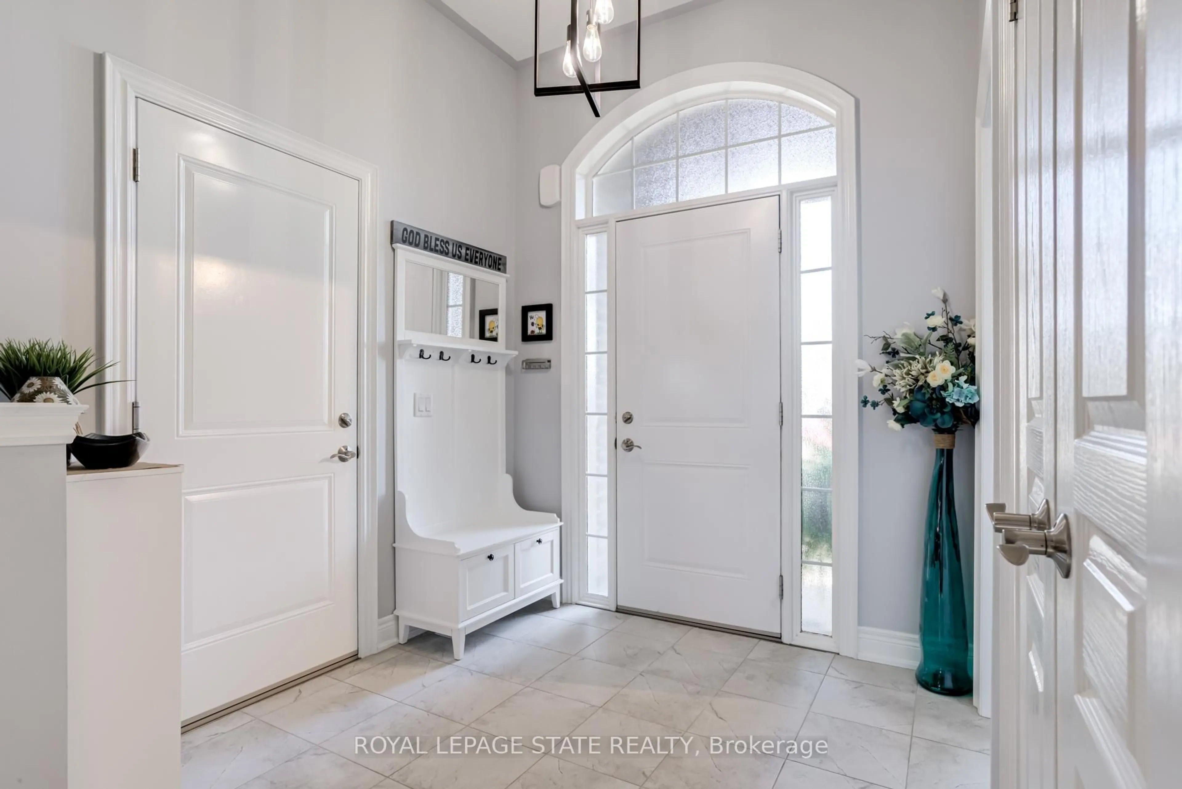 Indoor entryway for 4003 Lower Coach Rd, Fort Erie Ontario L0S 1S0