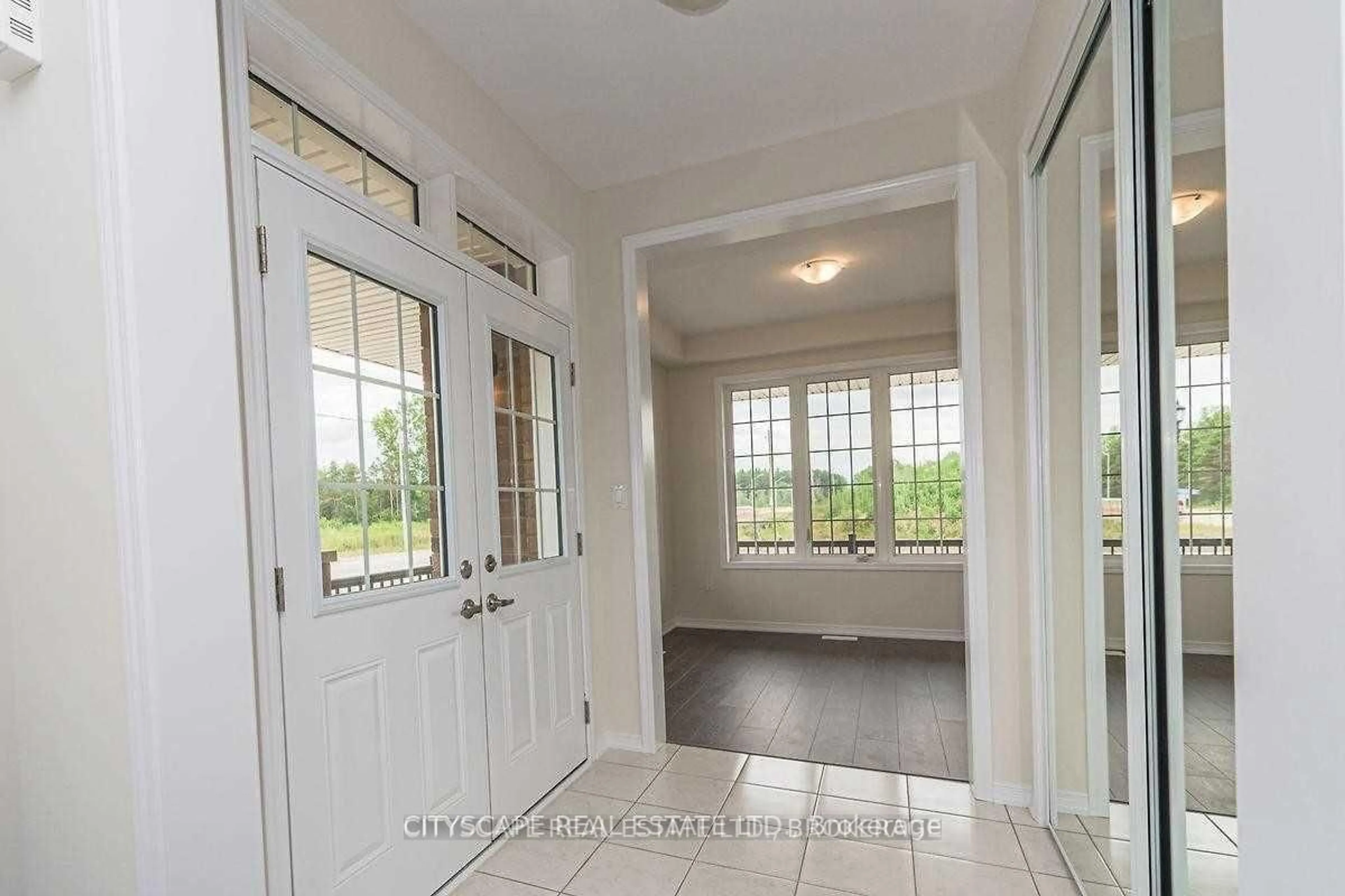 Indoor entryway for 2 Alexandra Dr, Thorold Ontario L5B 5N5
