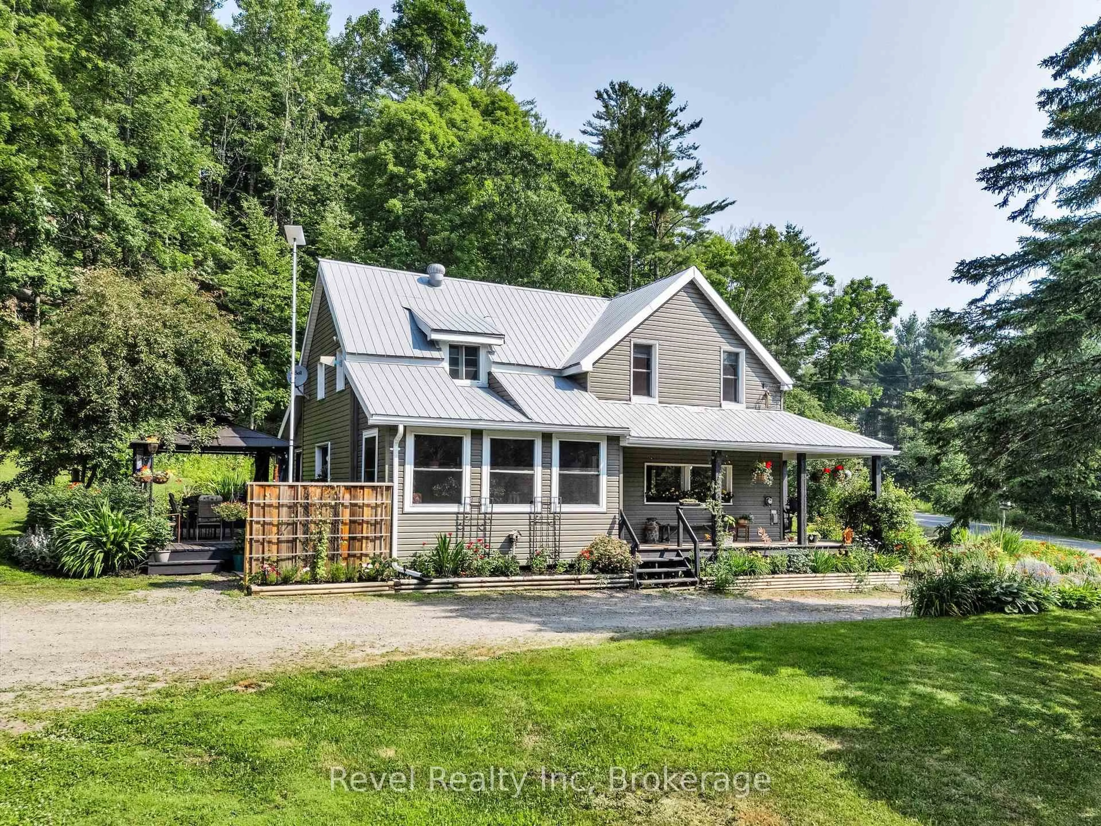 A pic from outside/outdoor area/front of a property/back of a property/a pic from drone, unknown for 1070 Old Victoria Rd, Bracebridge Ontario P1L 1X1