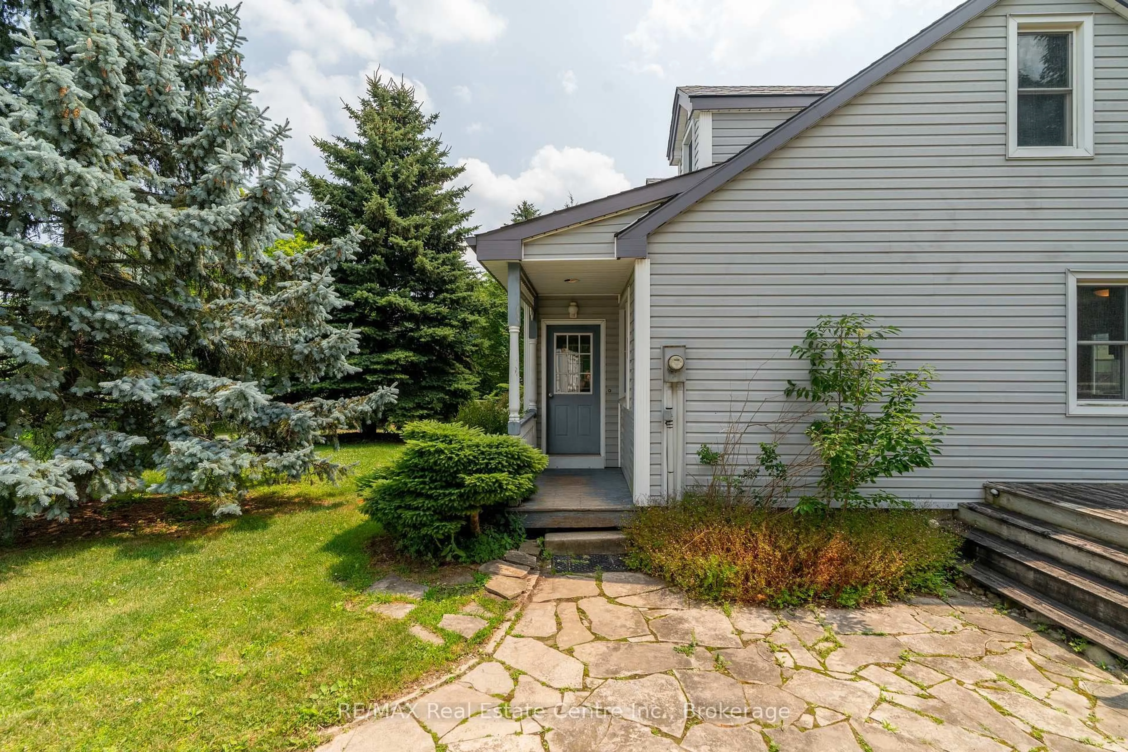Patio, street for 585 Snyders Rd, Wilmot Ontario N3A 3L1