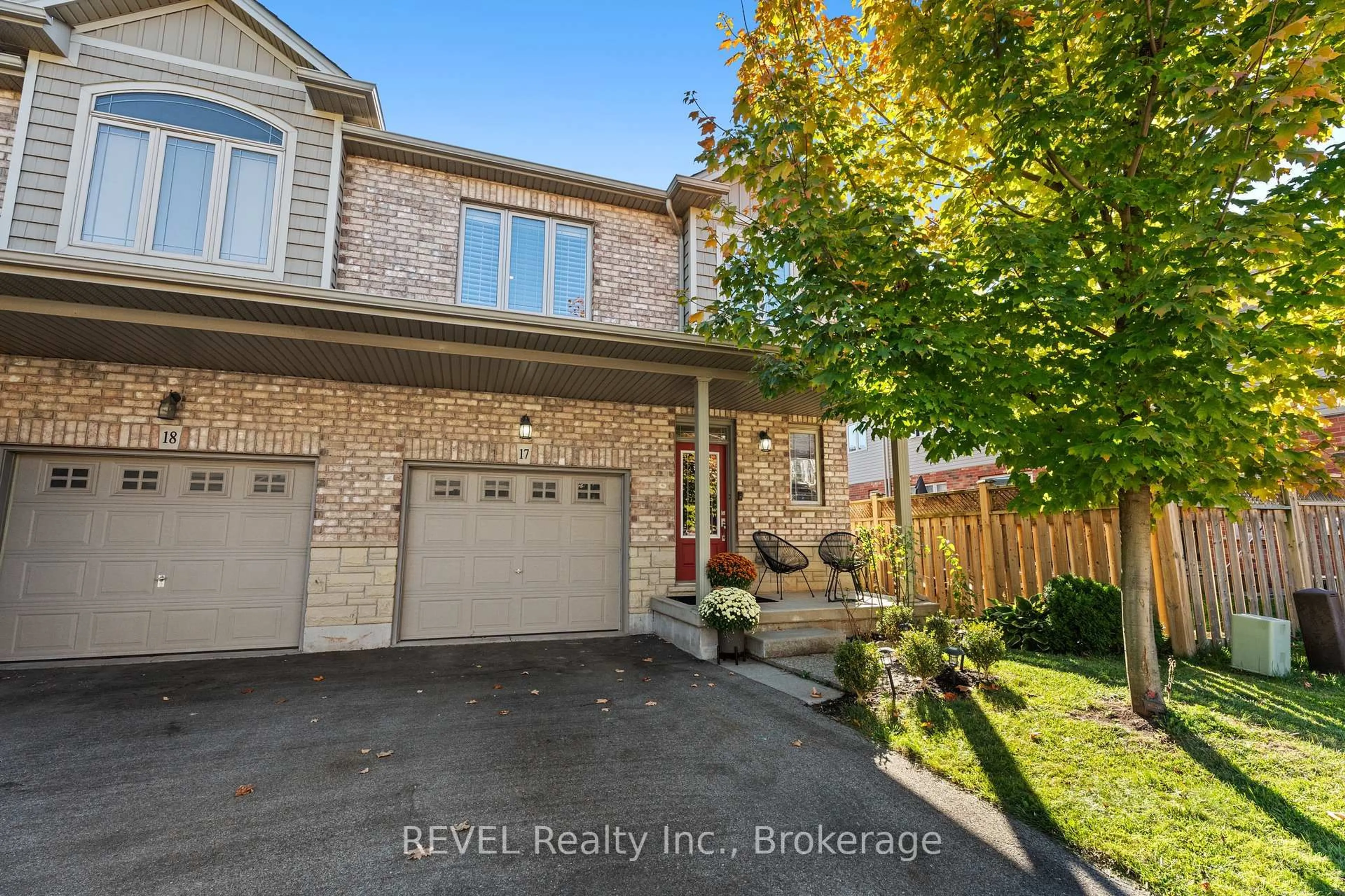 A pic from outside/outdoor area/front of a property/back of a property/a pic from drone, street for 380 Lake St #17, Grimsby Ontario L3M 0E8