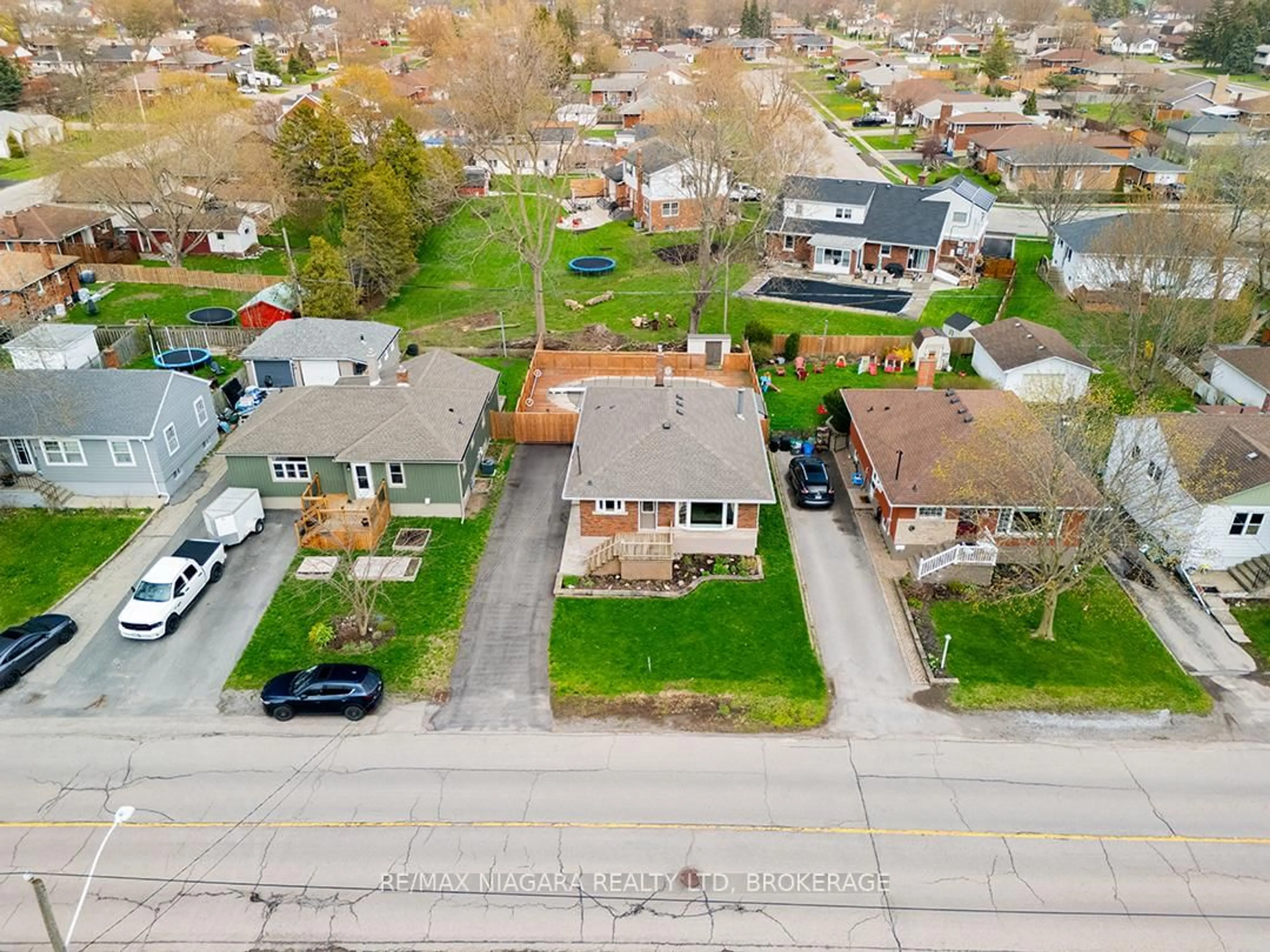 A pic from outside/outdoor area/front of a property/back of a property/a pic from drone, street for 165 Rosemount Ave, Port Colborne Ontario L3K 5R2