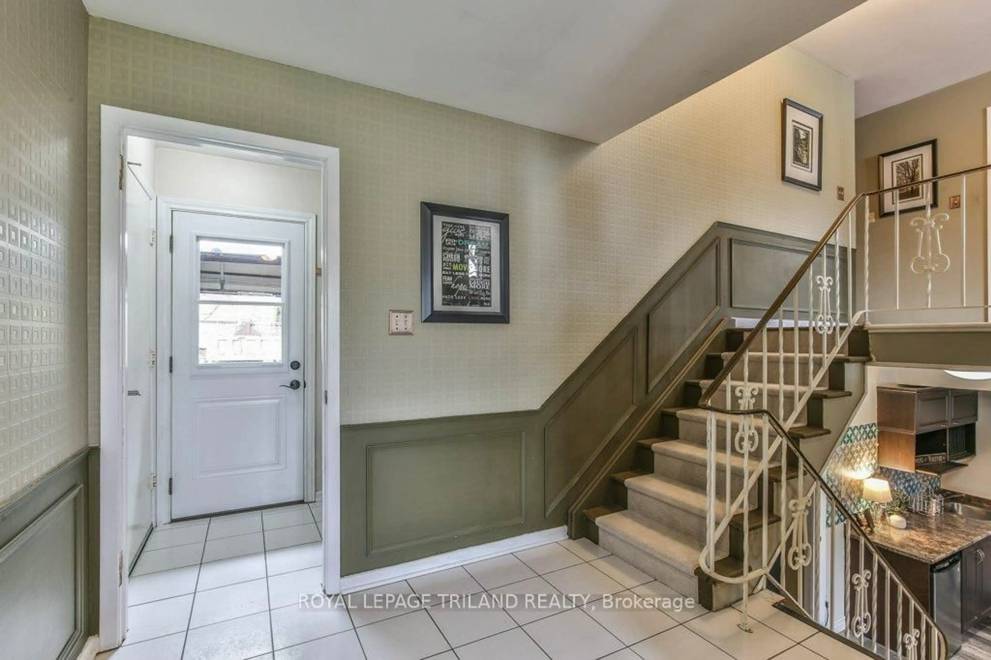 Indoor entryway for 41 FOX MILL Crt, London South Ontario N6J 2B7