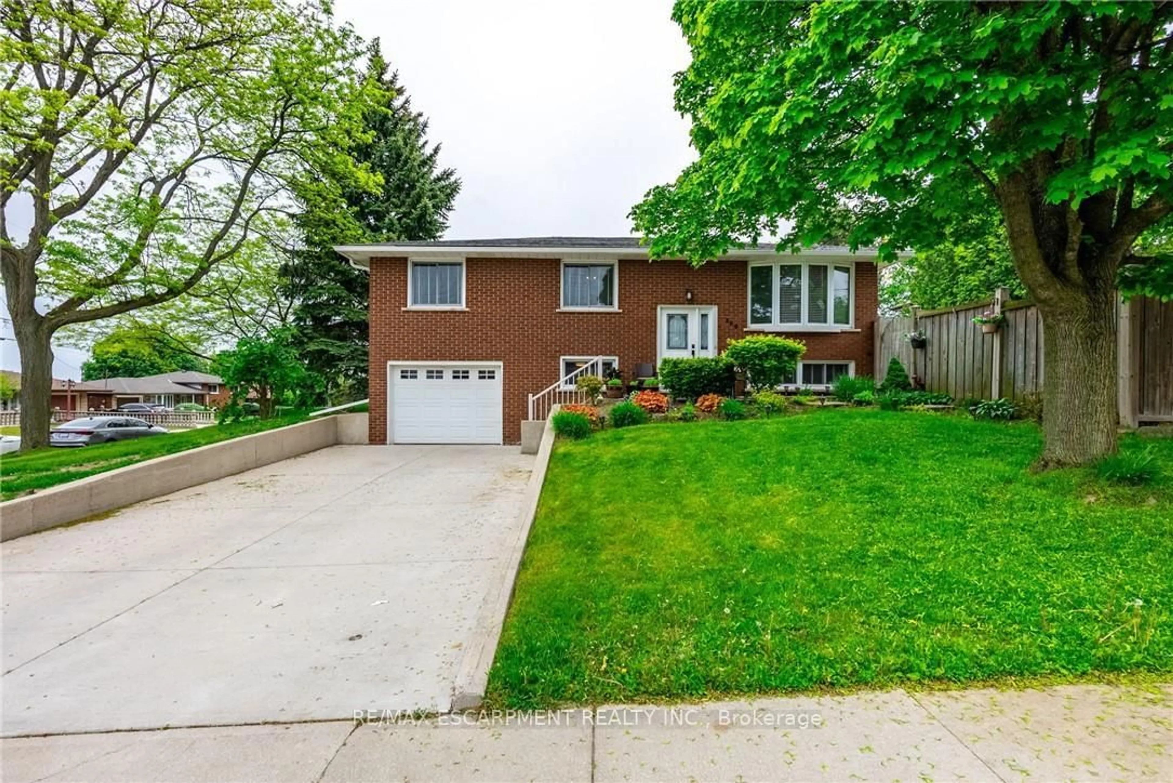 Home with brick exterior material, street for 389 HAWKRIDGE Ave, Hamilton Ontario L9C 5Z6