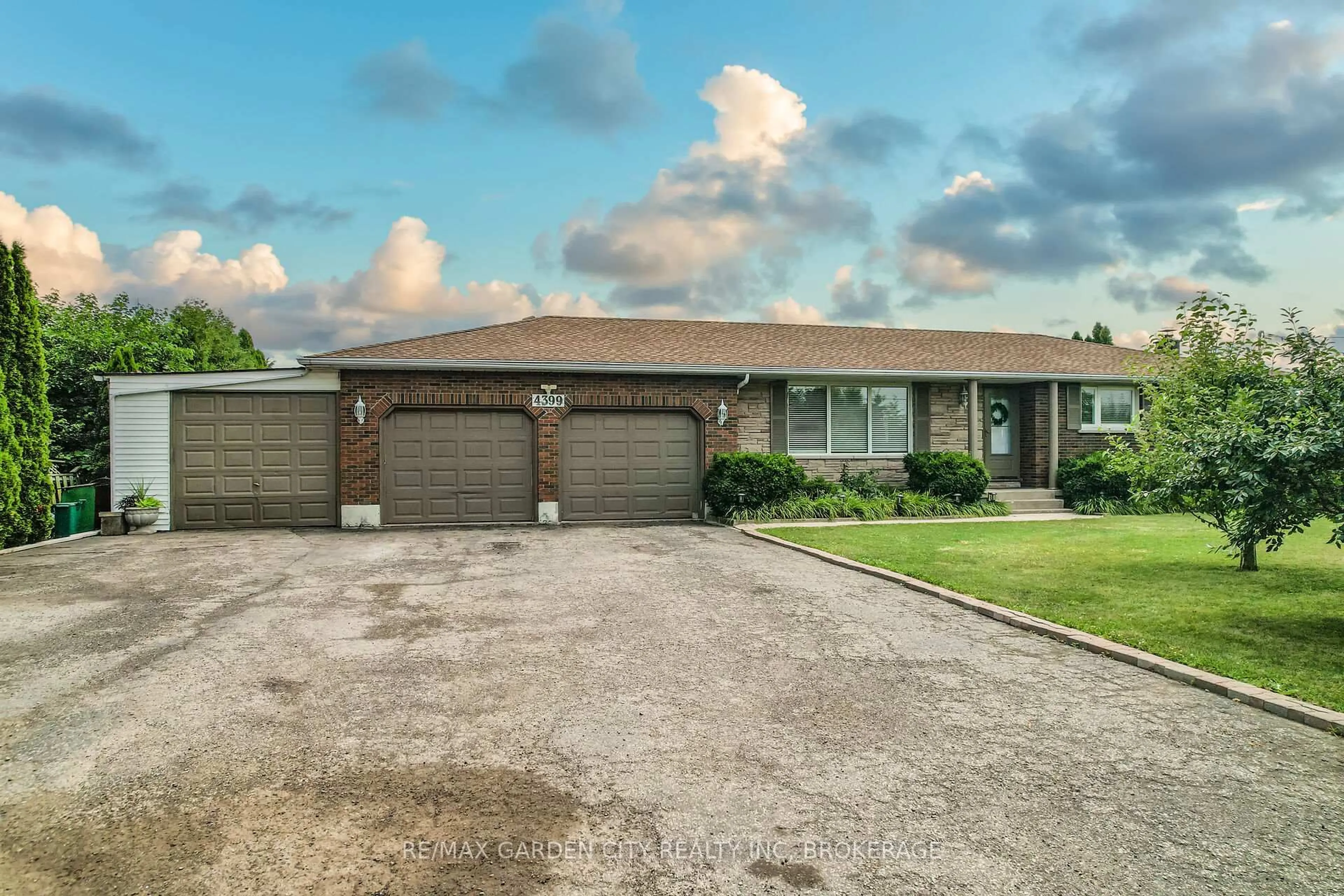 A pic from outside/outdoor area/front of a property/back of a property/a pic from drone, street for 4399 Fifteenth St, Lincoln Ontario L0R 1S0