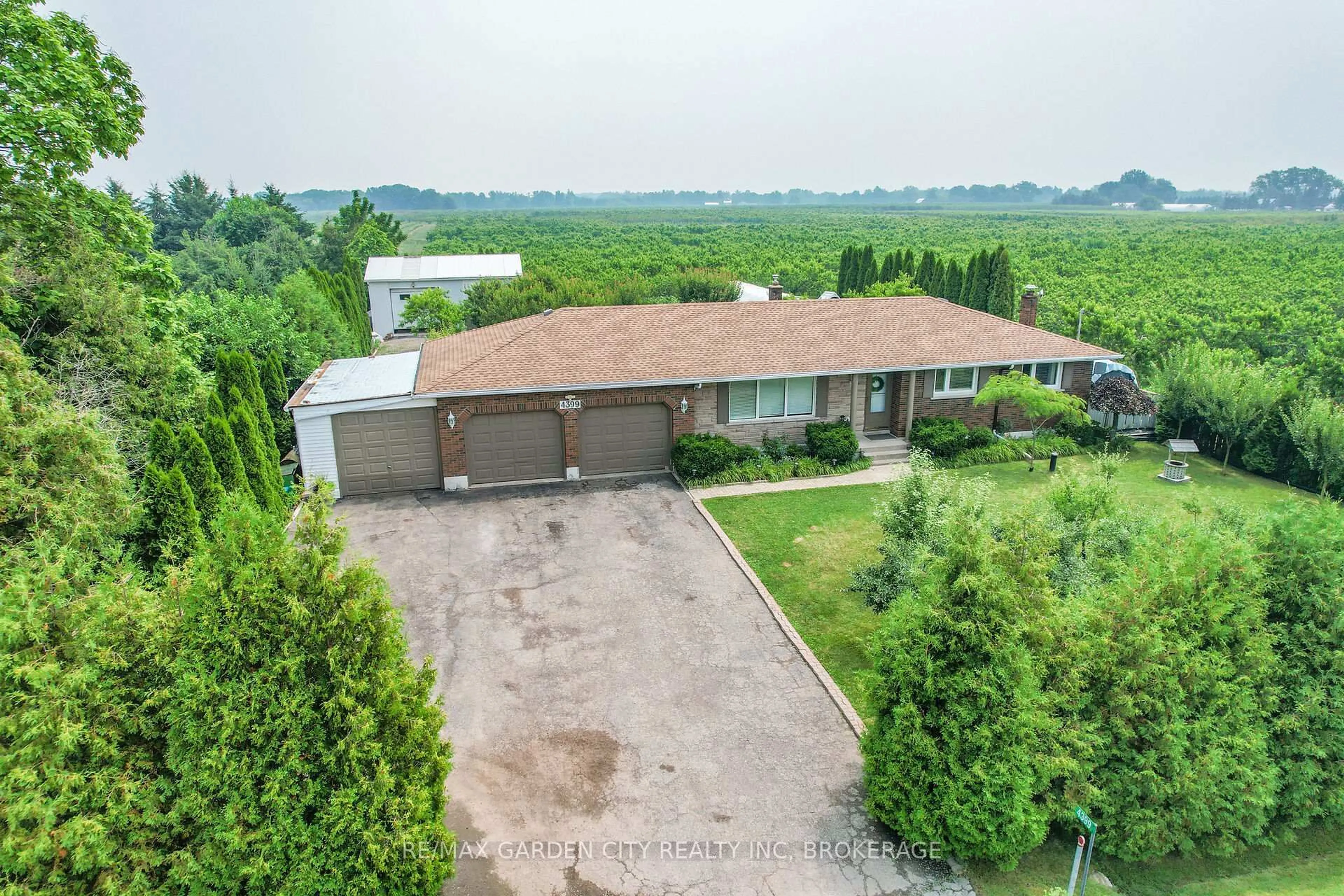 A pic from outside/outdoor area/front of a property/back of a property/a pic from drone, unknown for 4399 Fifteenth St, Lincoln Ontario L0R 1S0