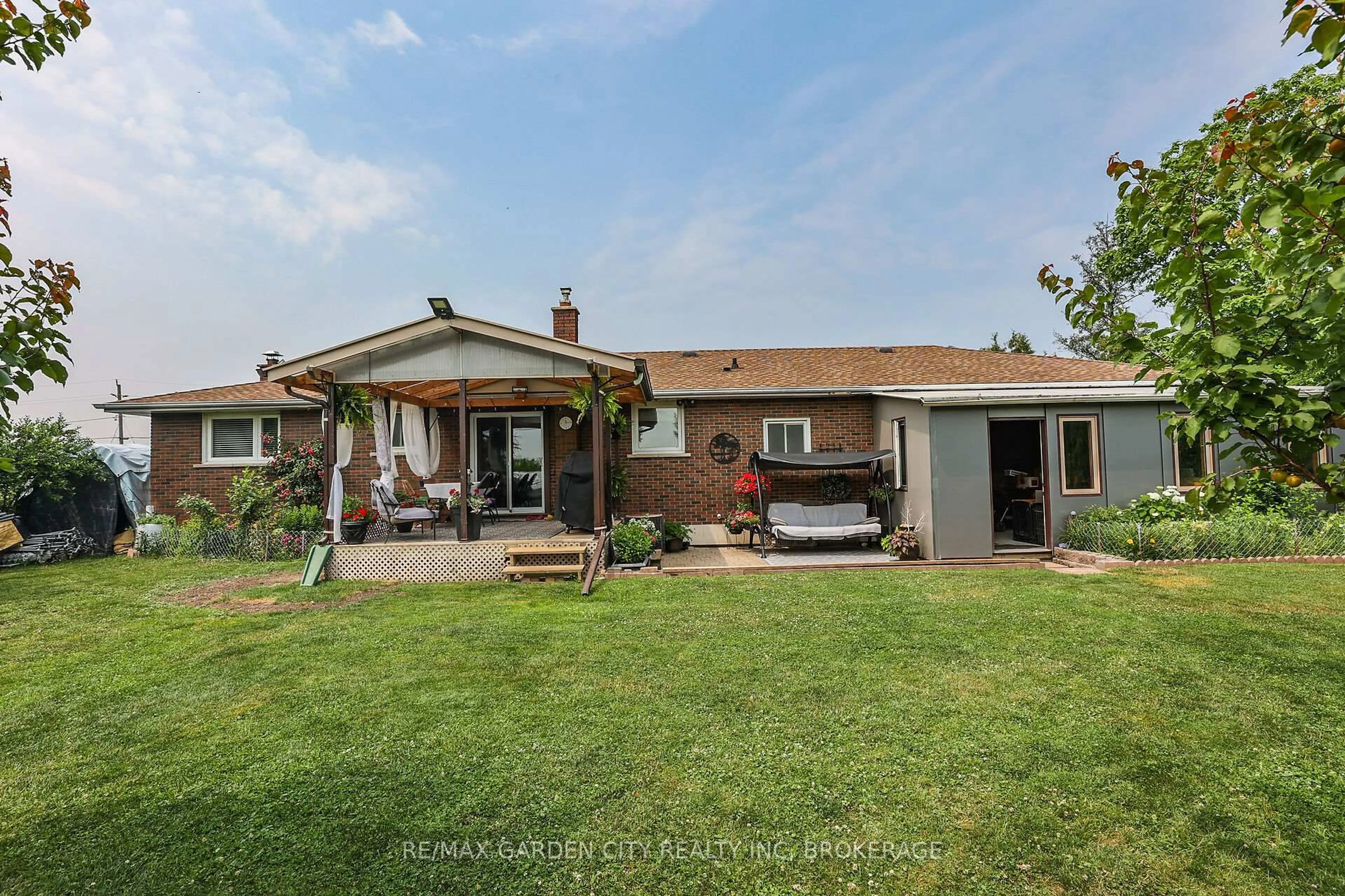A pic from outside/outdoor area/front of a property/back of a property/a pic from drone, street for 4399 Fifteenth St, Lincoln Ontario L0R 1S0