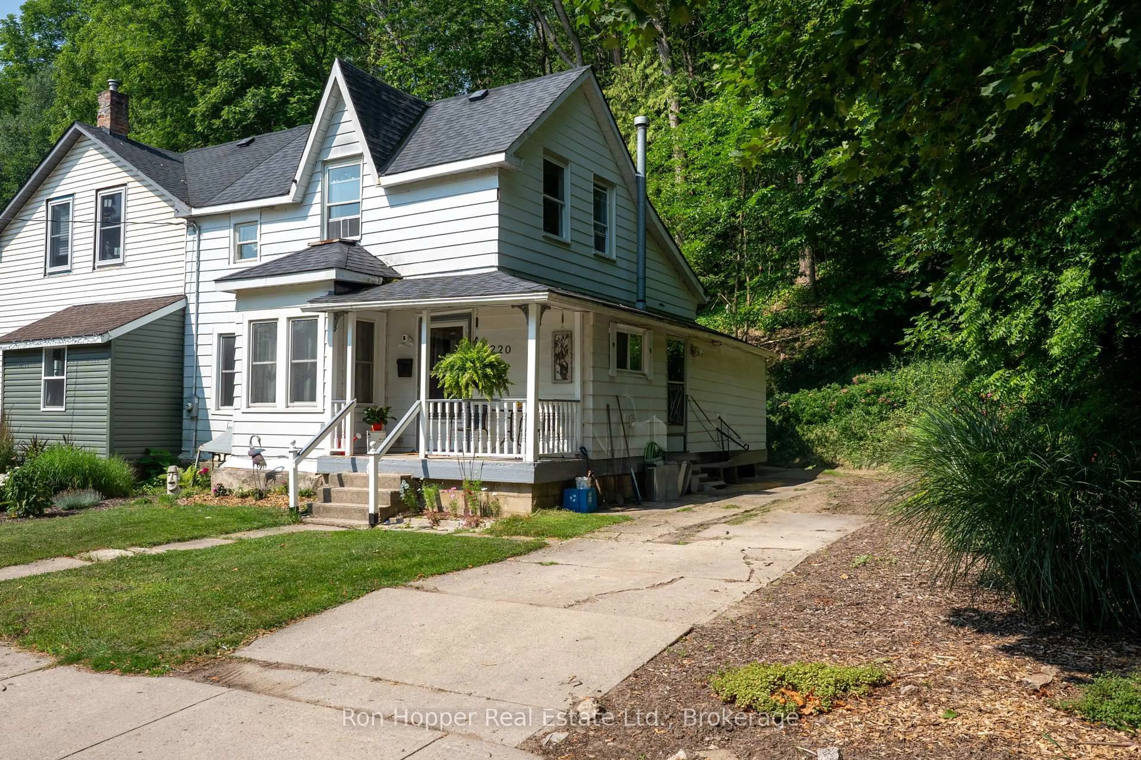 Home with vinyl exterior material, street for 220 2nd Ave, Owen Sound Ontario N4K 2E6