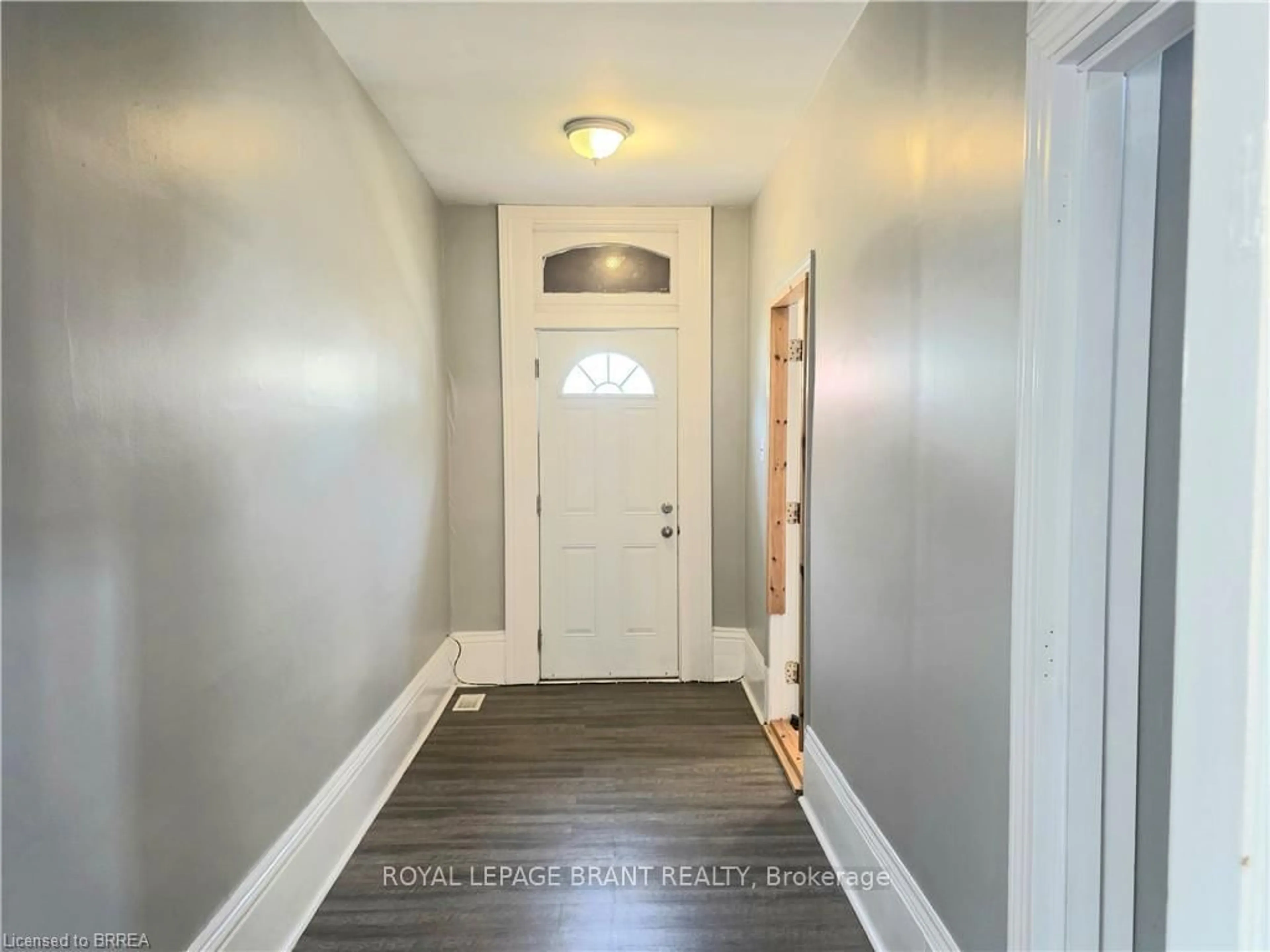 Indoor entryway for 109 Sydenham St, Brantford Ontario N3R 3Y7