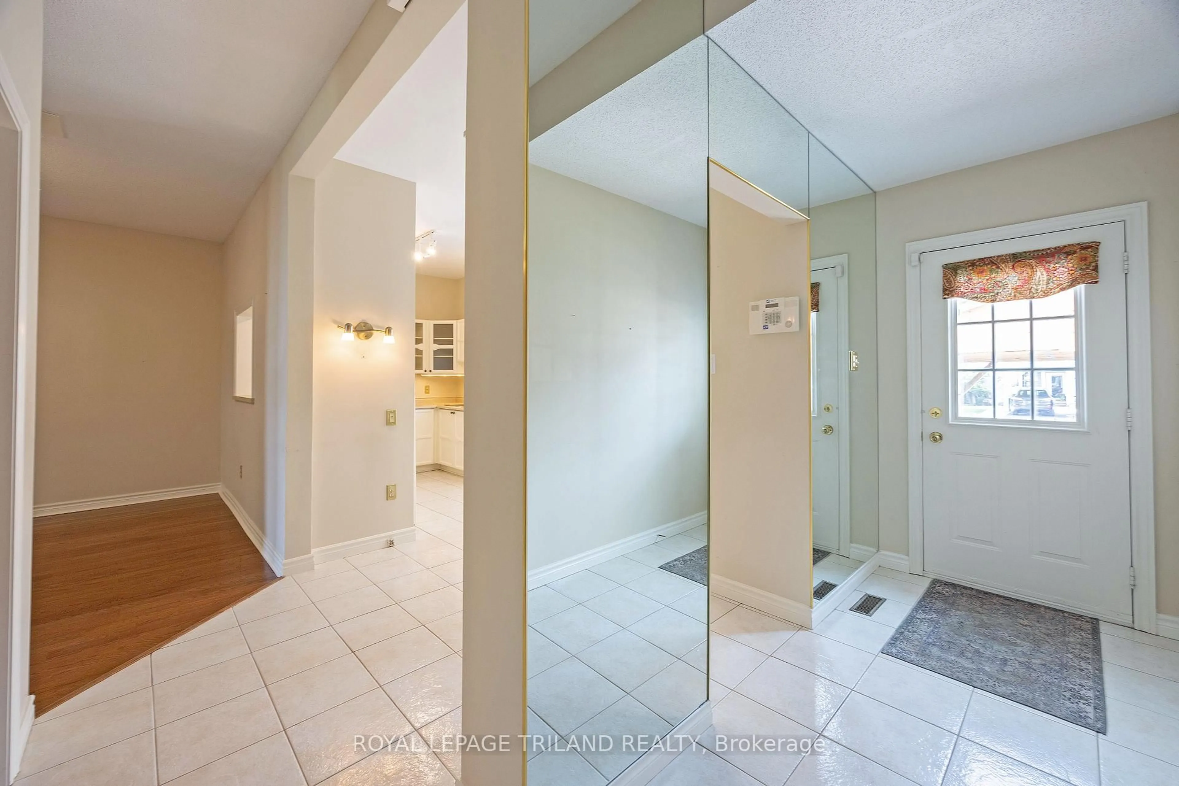 Indoor entryway for 374 Front St #47, Central Elgin Ontario N5L 1G1