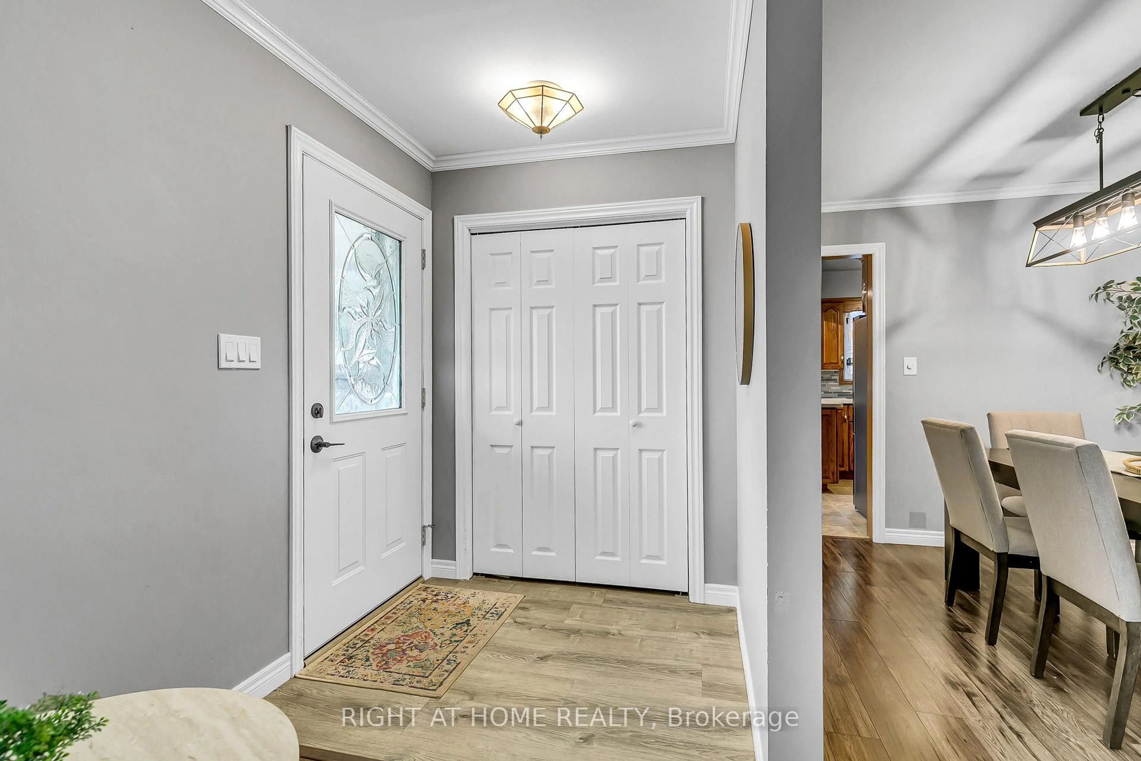 Indoor entryway for 20 Athlone Rd, Chatham-Kent Ontario N0P 2L0