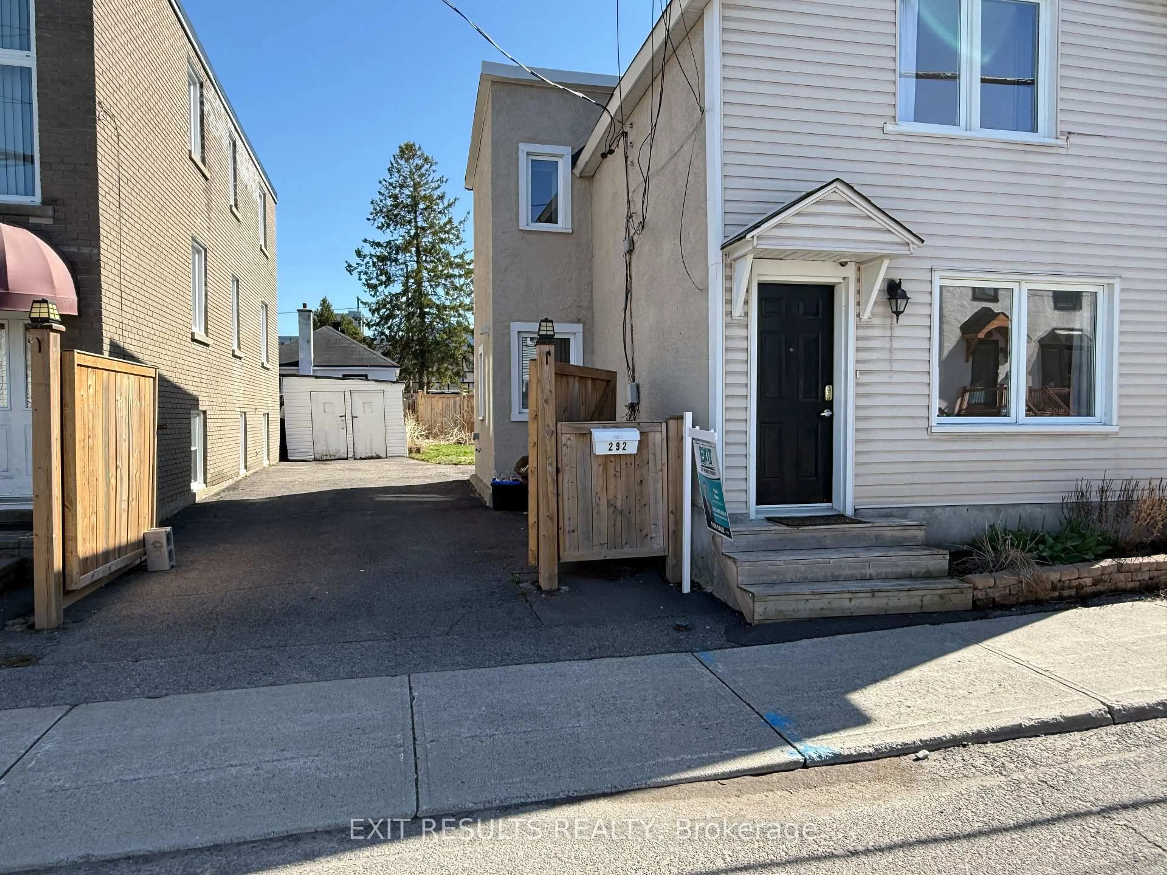 A pic from outside/outdoor area/front of a property/back of a property/a pic from drone, street for 292 RICHELIEU Ave, Ottawa Ontario K1L 6K3