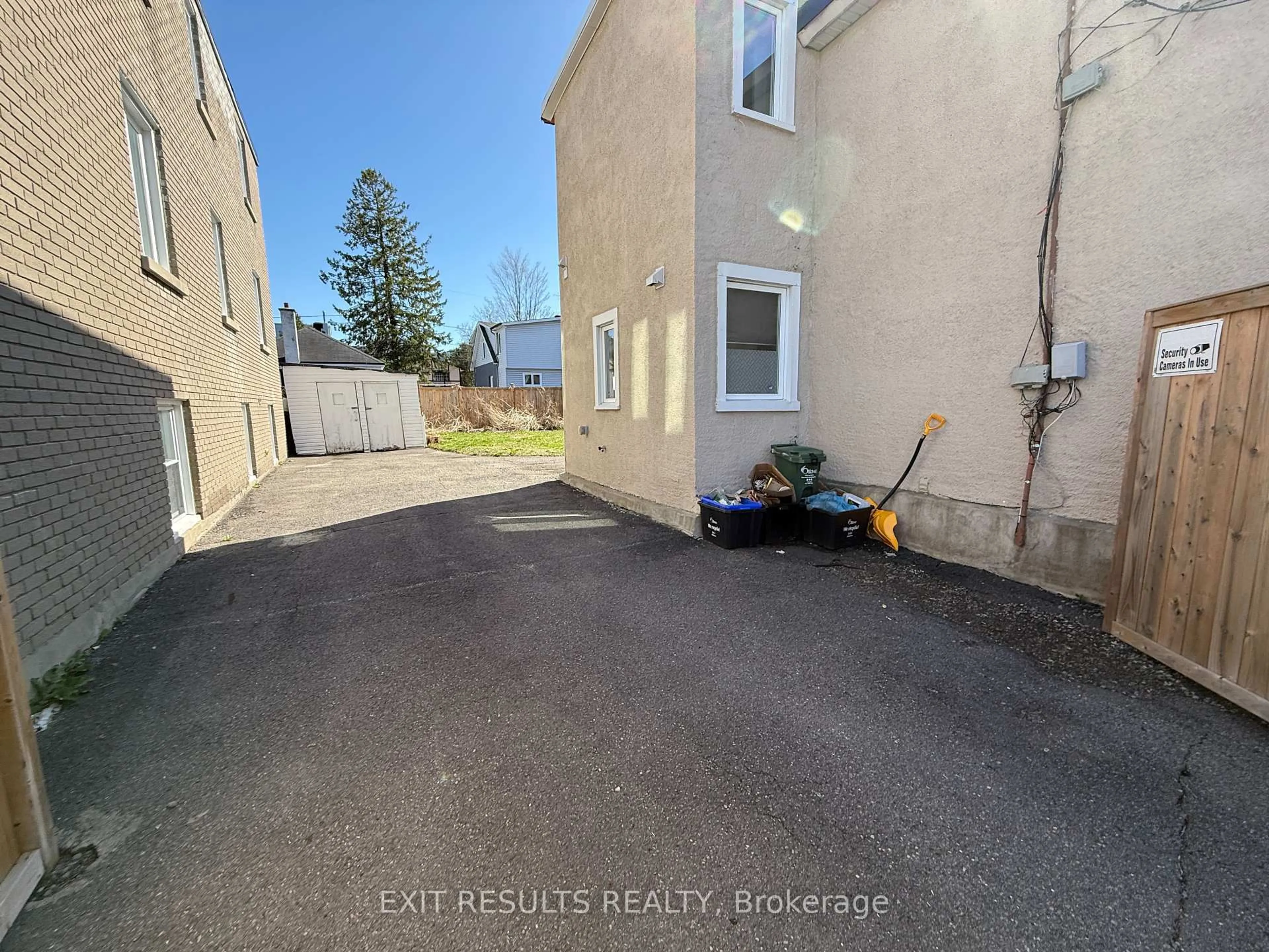 A pic from outside/outdoor area/front of a property/back of a property/a pic from drone, street for 292 RICHELIEU Ave, Ottawa Ontario K1L 6K3
