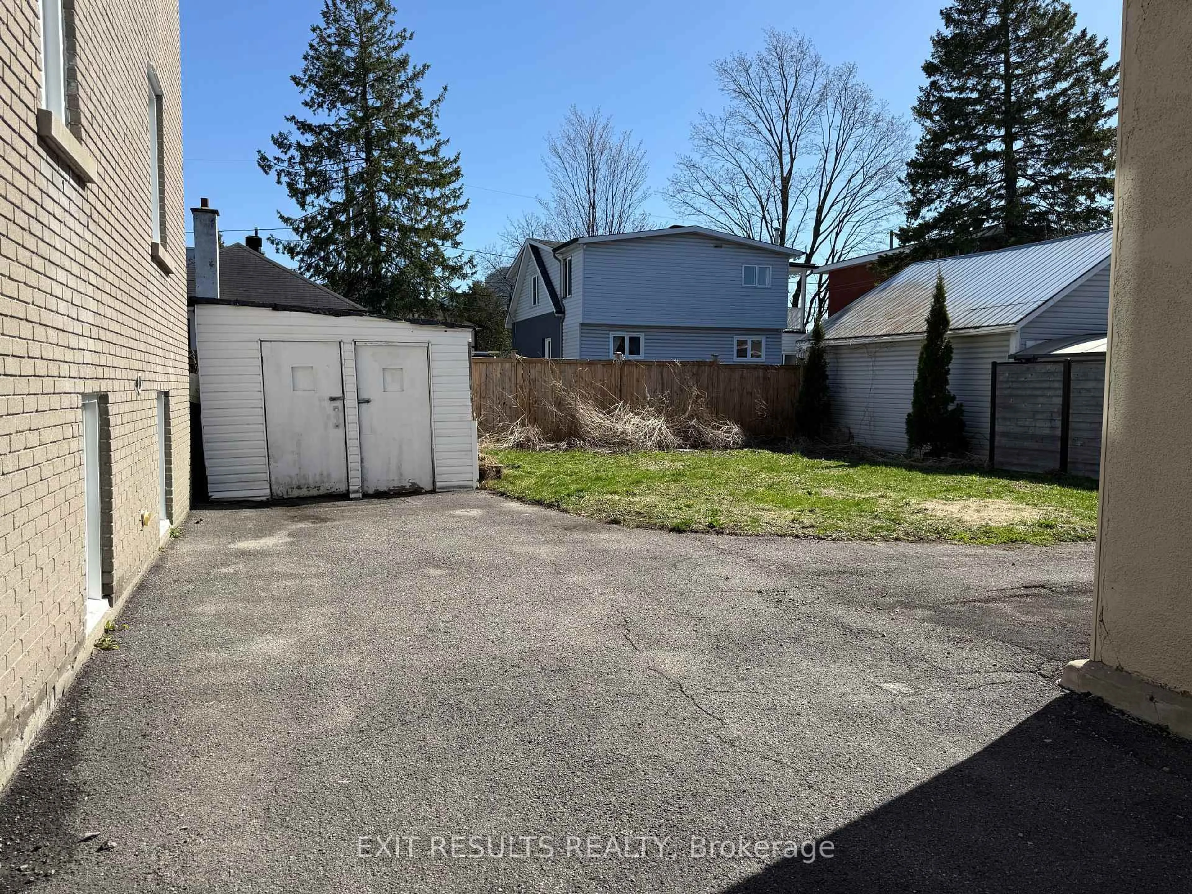 A pic from outside/outdoor area/front of a property/back of a property/a pic from drone, street for 292 RICHELIEU Ave, Ottawa Ontario K1L 6K3