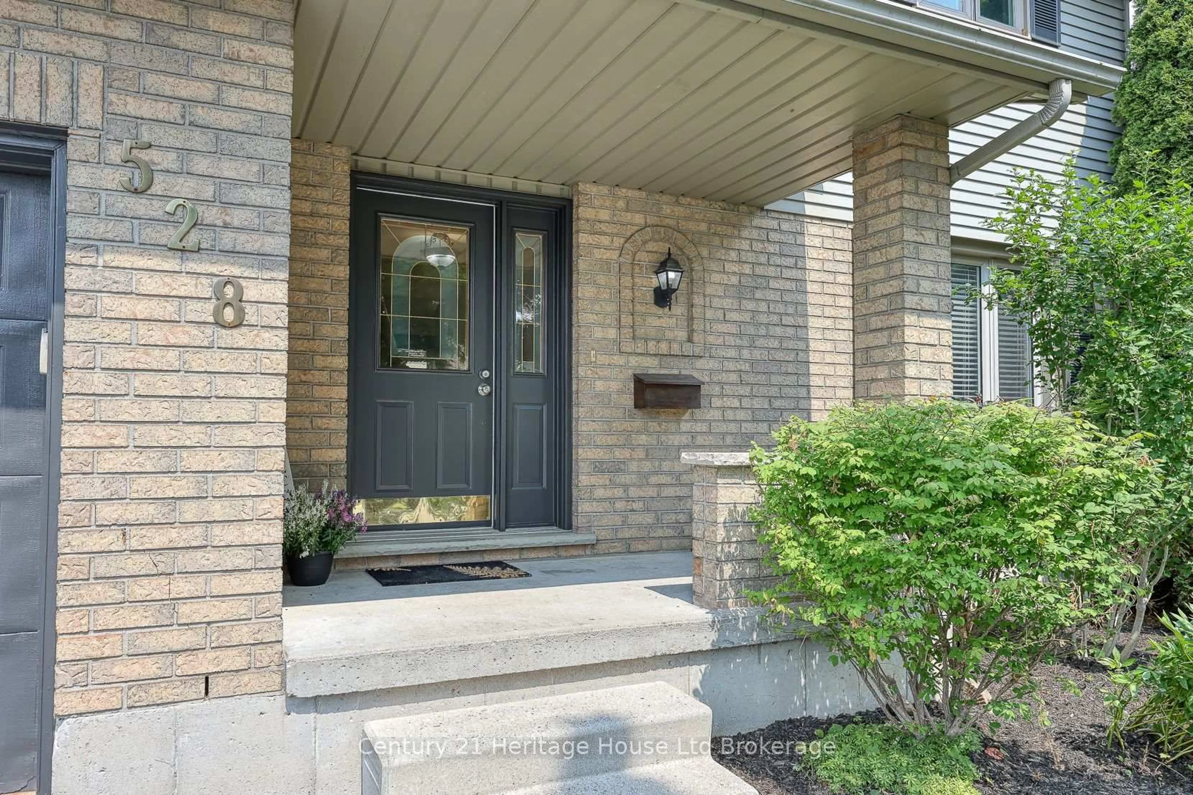 Indoor entryway for 528 Springbank Ave, Woodstock Ontario N4T 1H3