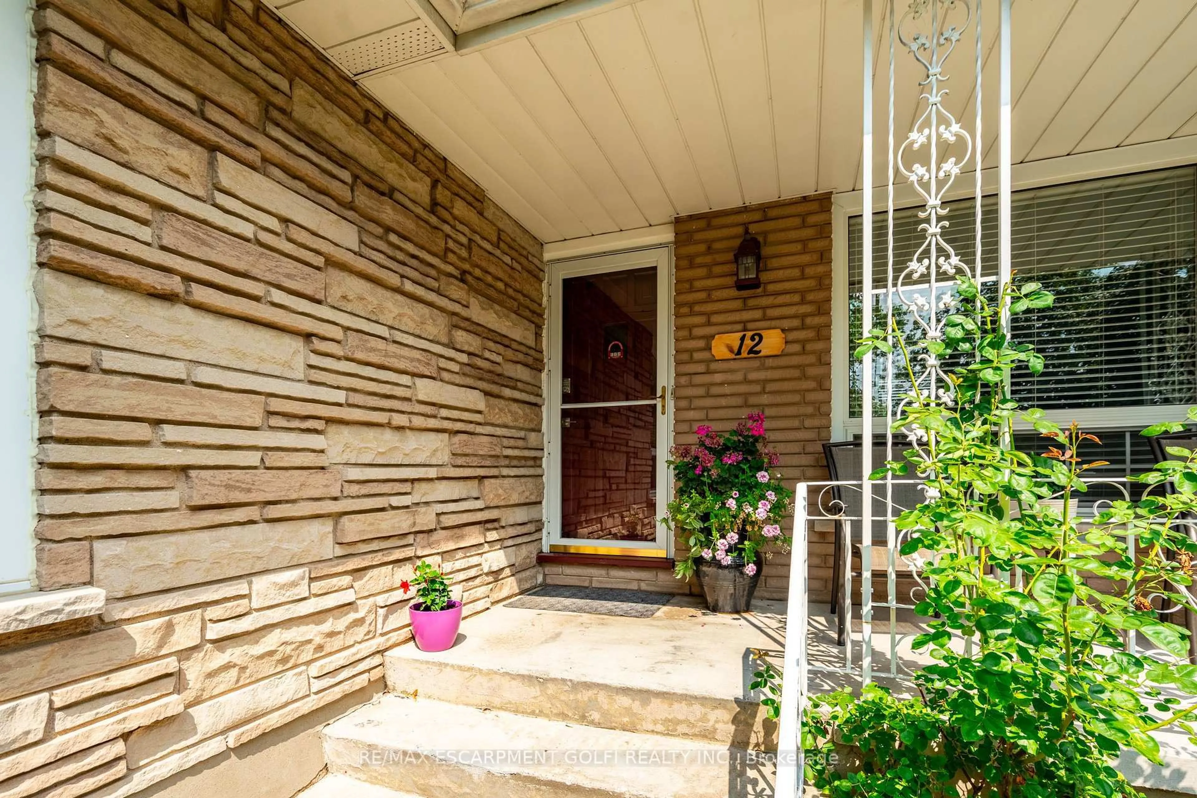 Indoor entryway for 12 Viking Dr, St. Catharines Ontario L2M 2V3
