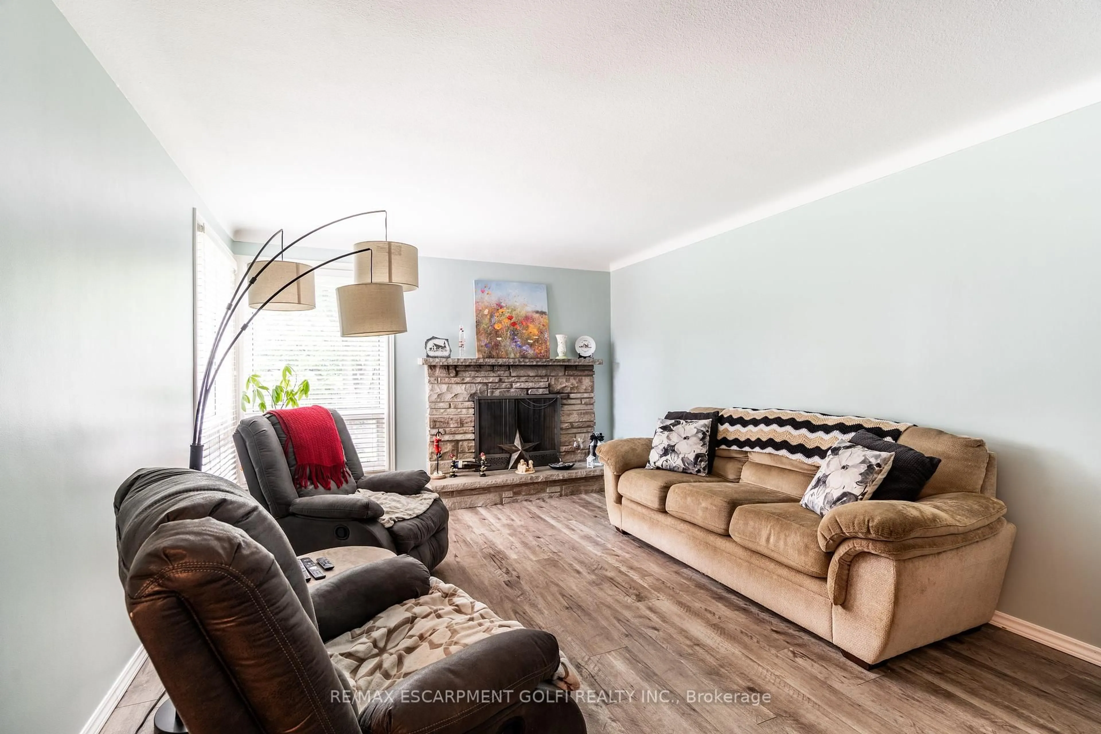 Living room with furniture, wood/laminate floor for 12 Viking Dr, St. Catharines Ontario L2M 2V3