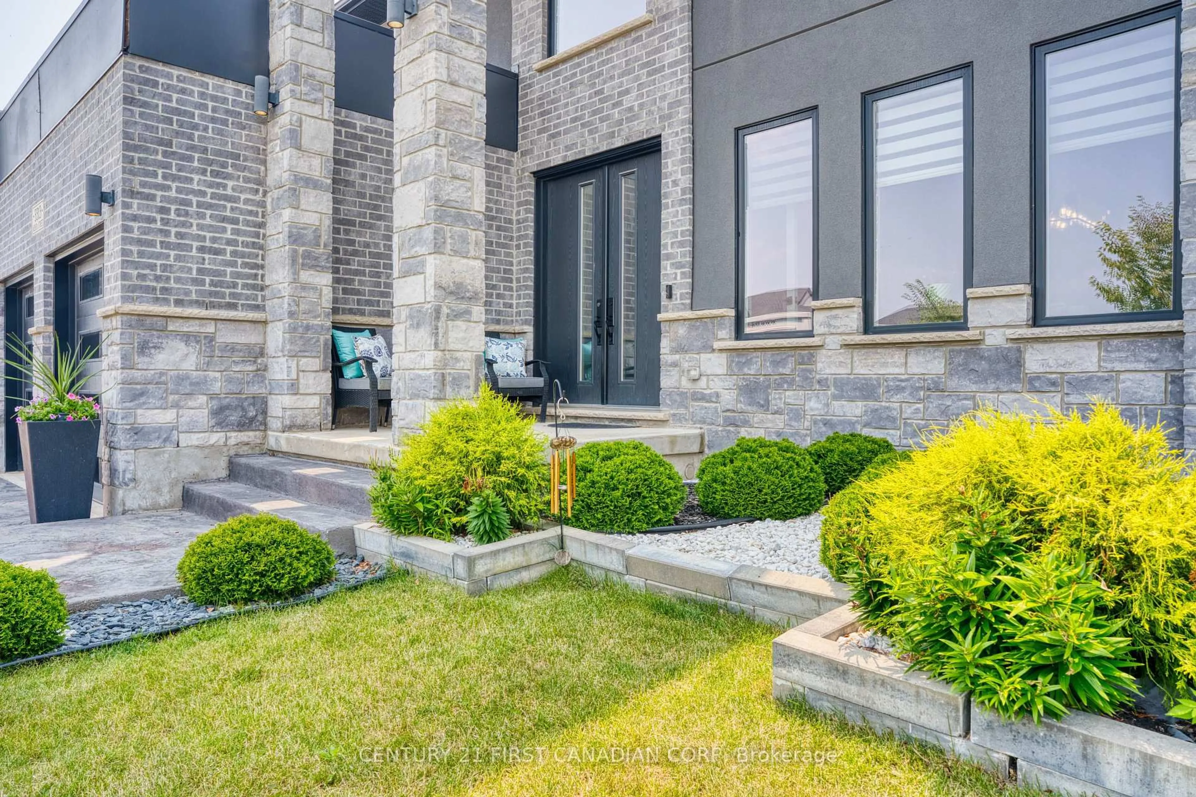 Patio, street for 3313 Mersea St, London South Ontario N6P 0G2