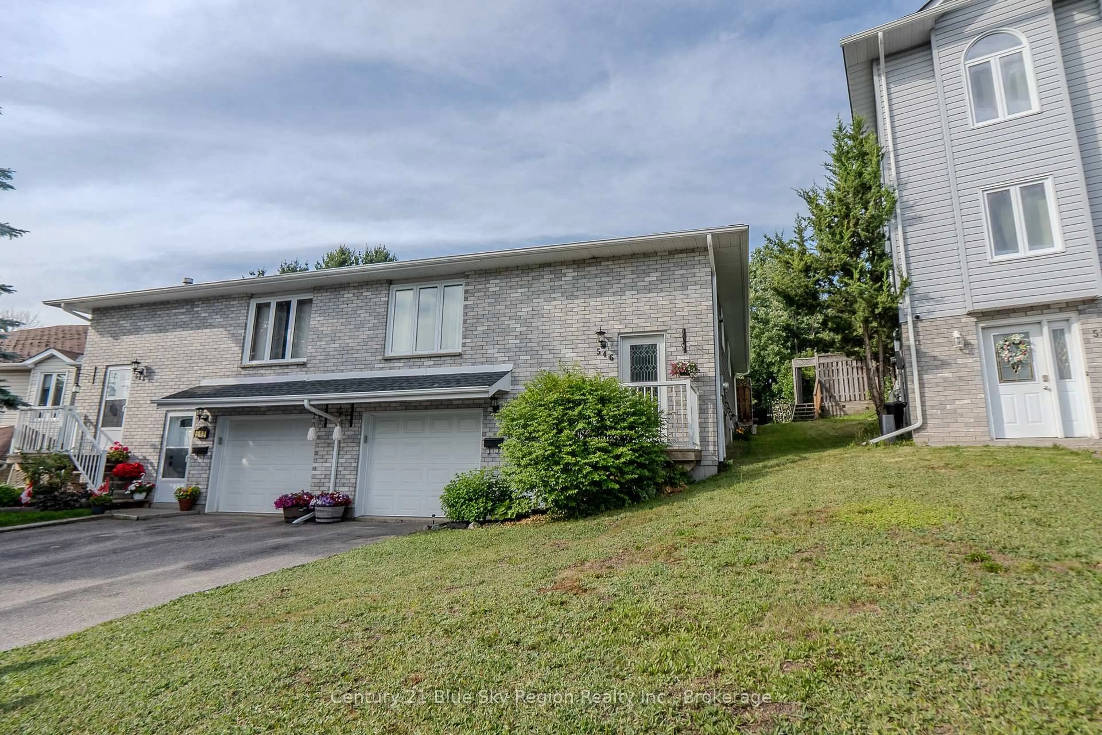 A pic from outside/outdoor area/front of a property/back of a property/a pic from drone, street for 546 McKenzie Ave, North Bay Ontario P1B 9M5