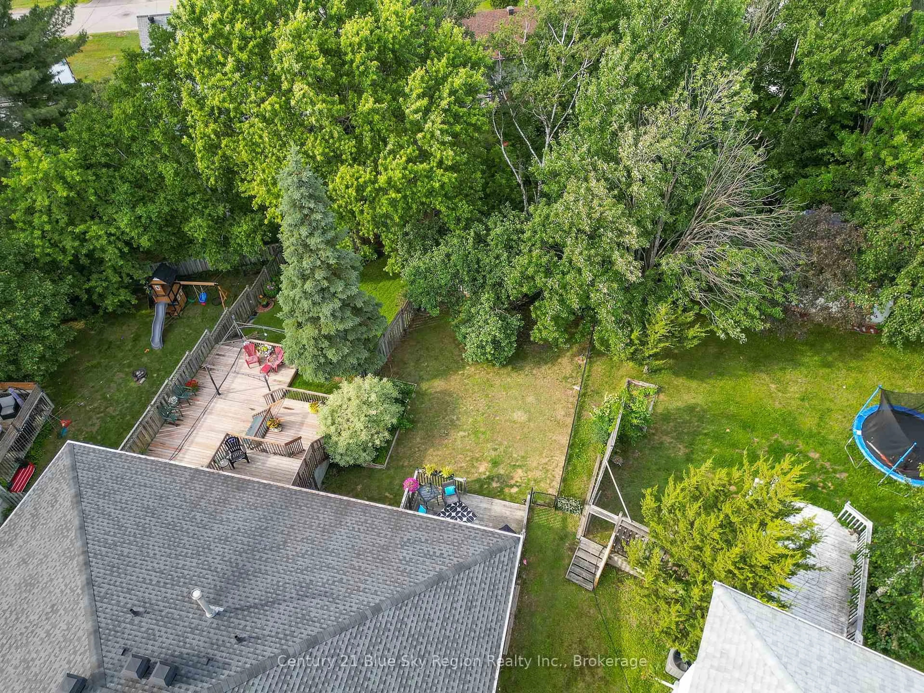 A pic from outside/outdoor area/front of a property/back of a property/a pic from drone, forest/trees view for 546 McKenzie Ave, North Bay Ontario P1B 9M5