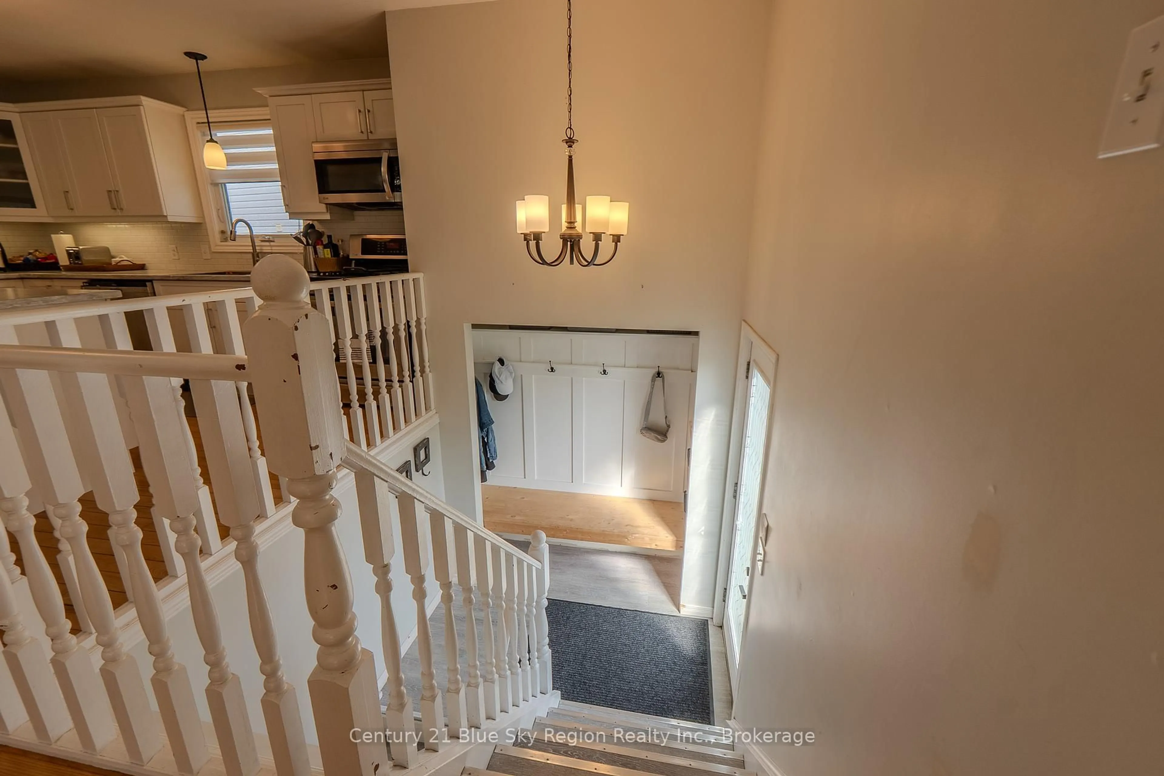 Indoor entryway for 546 McKenzie Ave, North Bay Ontario P1B 9M5